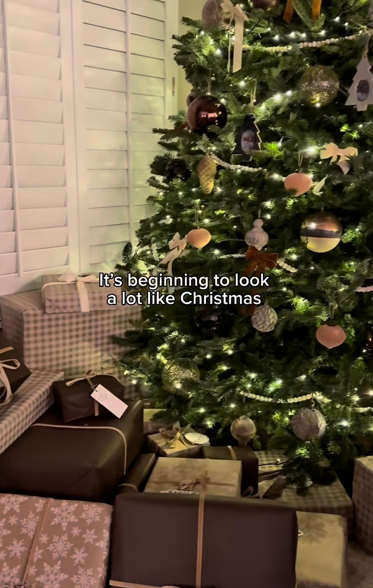 It’s beginning to look a lot like Christmas 🎄🤎

#LTKHome #LTKSeasonal #LTKHoliday