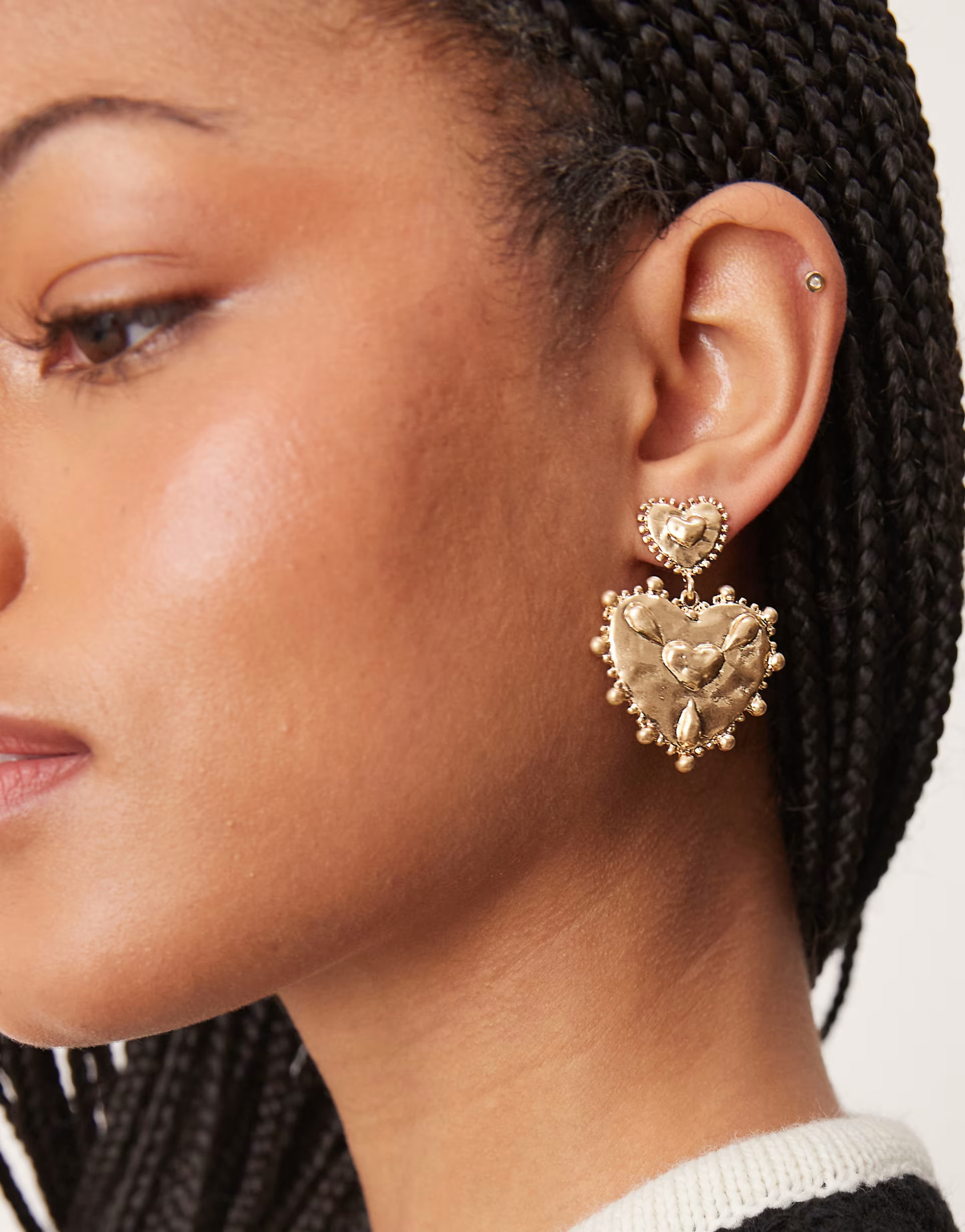 DesignB London – Goldfarbene Statement-Hängeohrringe im Boho-Herz-Design | ASOS (Global)