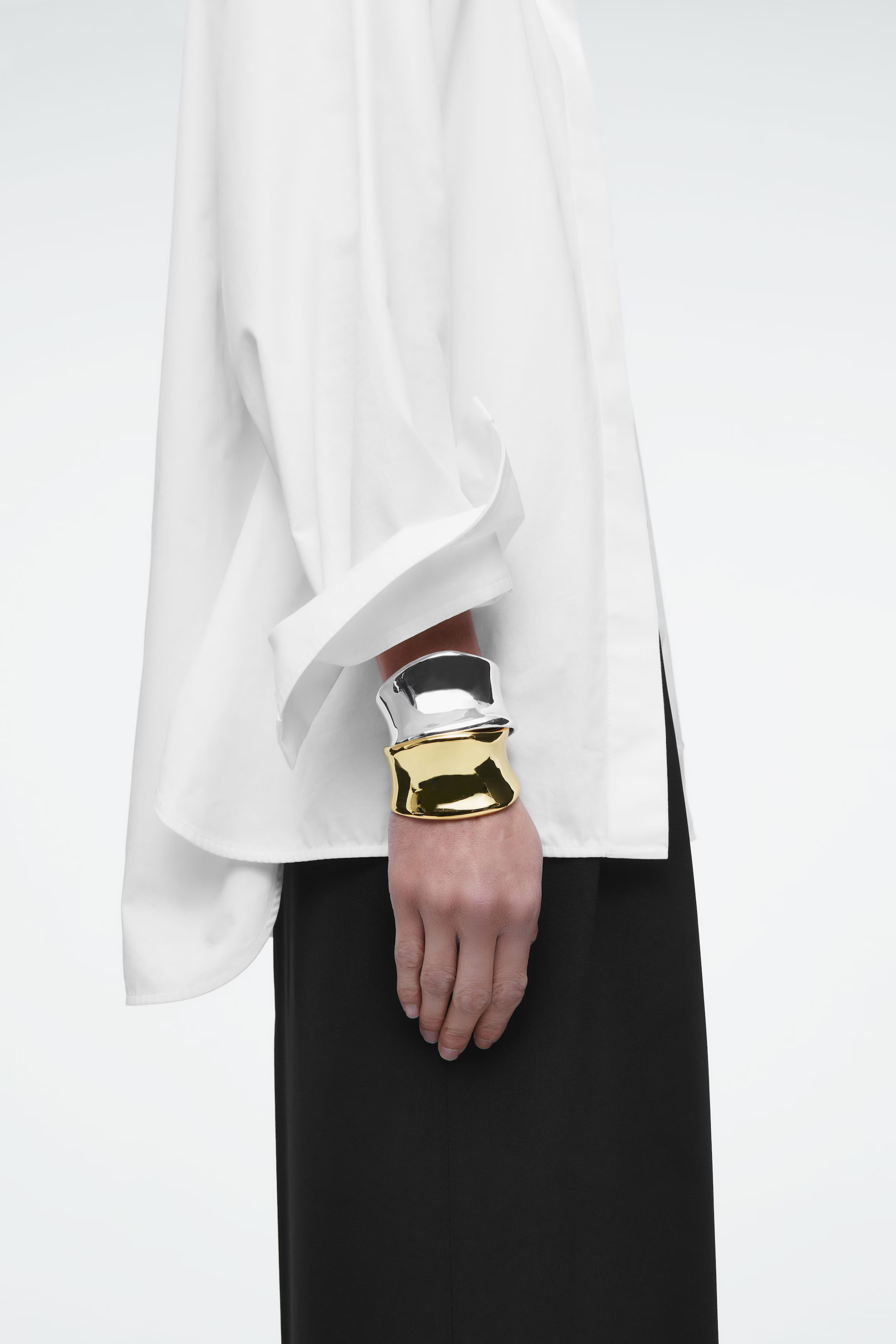 SCULPTED CUFF - GOLD | COS US | COS (EU)