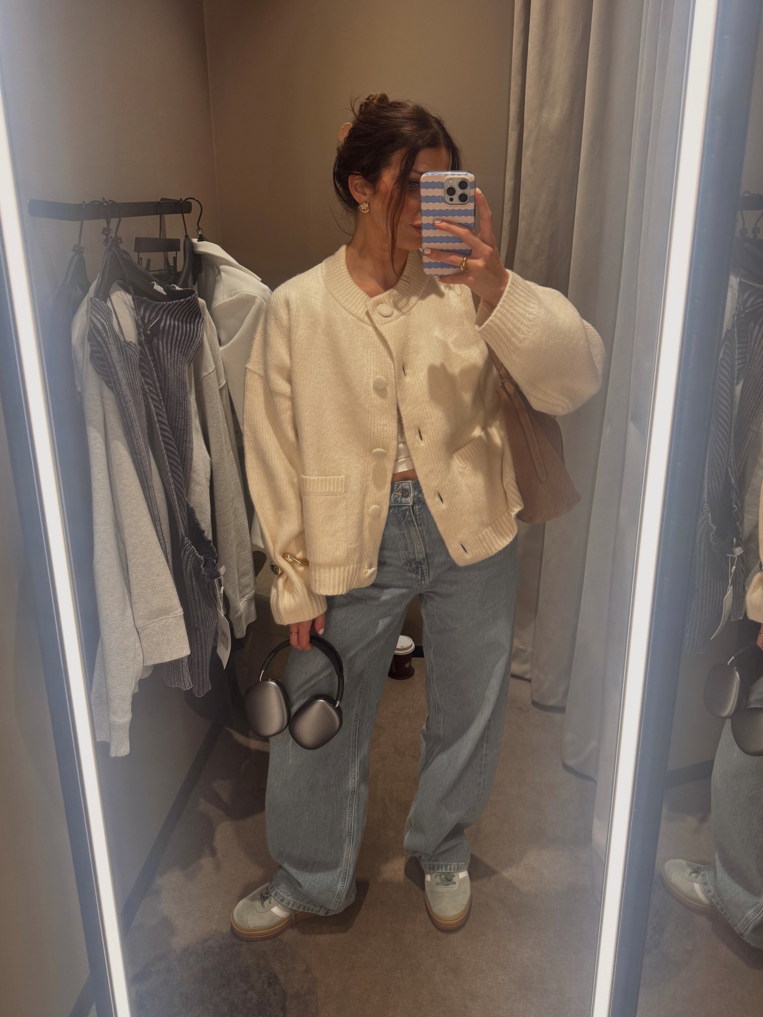 Effortless autumn outfit inspo 🍂 – oversized cream cardigan layered over a simple white top, styled with wide leg jeans and retro sneakers for that casual street style vibe. Perfect neutral knitwear look for everyday wear, shopping trips, or coffee dates. Cozy, minimal and chic. ✨ #autumnoutfit #widelegjeans #neutralstyle #streetstylefashion #capsulewardrobe
