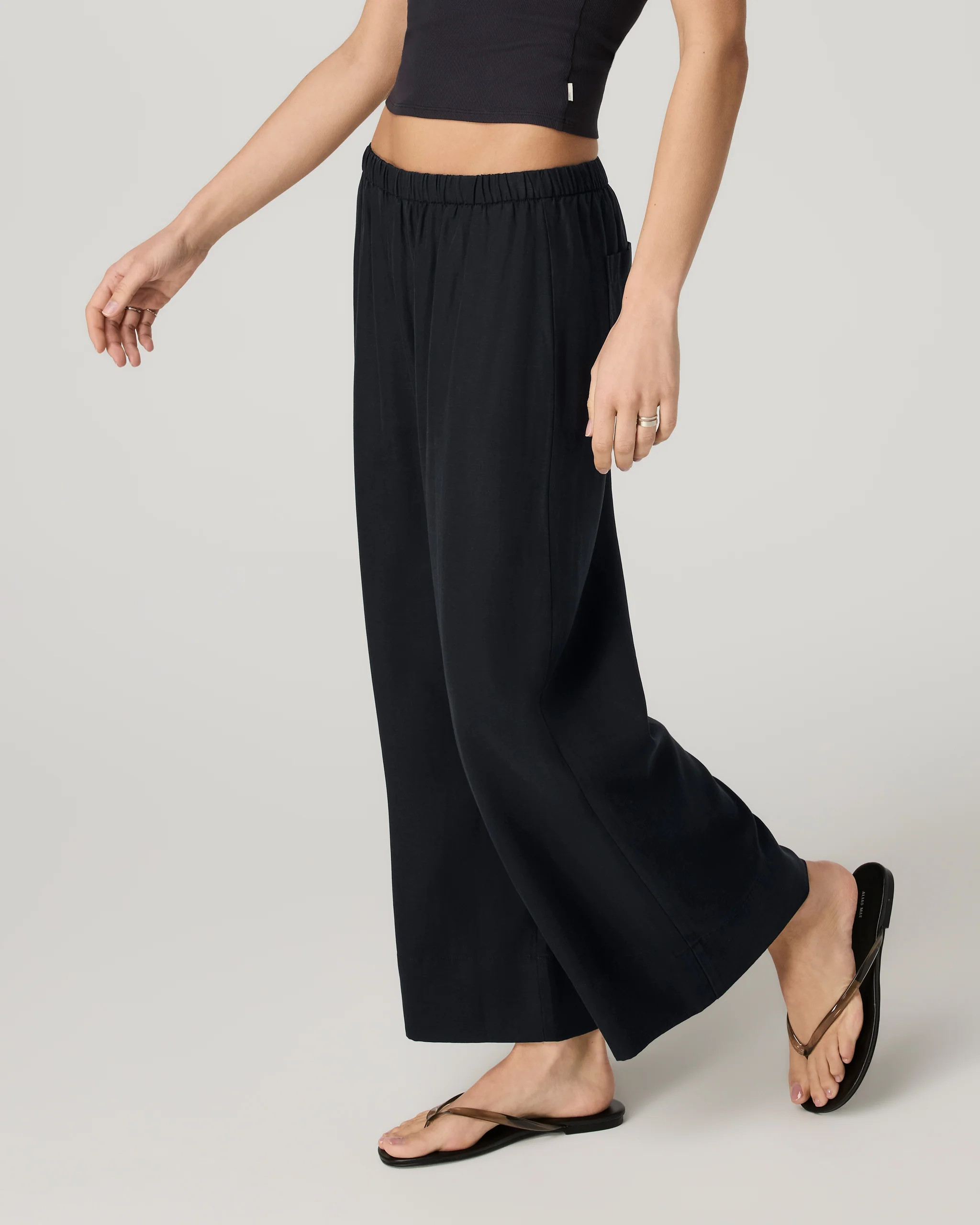 Women's Trestles Twill Everyday Crop Wideleg Pant – Black – Vuori | Vuori Clothing (US & Canada)