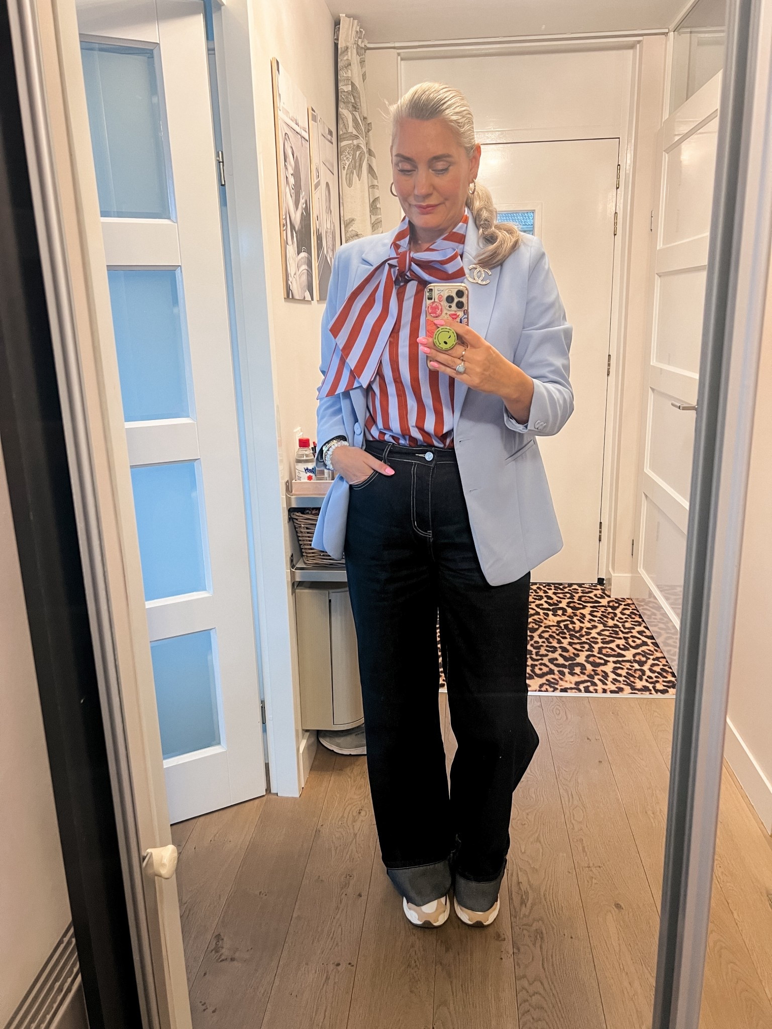 OOTD - Woensdag. Gestreepte strikblouse van Zara, lichtblauwe blazer (https://ms-mode-nl.mtpc.se/6067388) tall jeans met brede omslag en Nike V5 sneakers. 



#LTKOver40 #LTKWorkwear #LTKTall