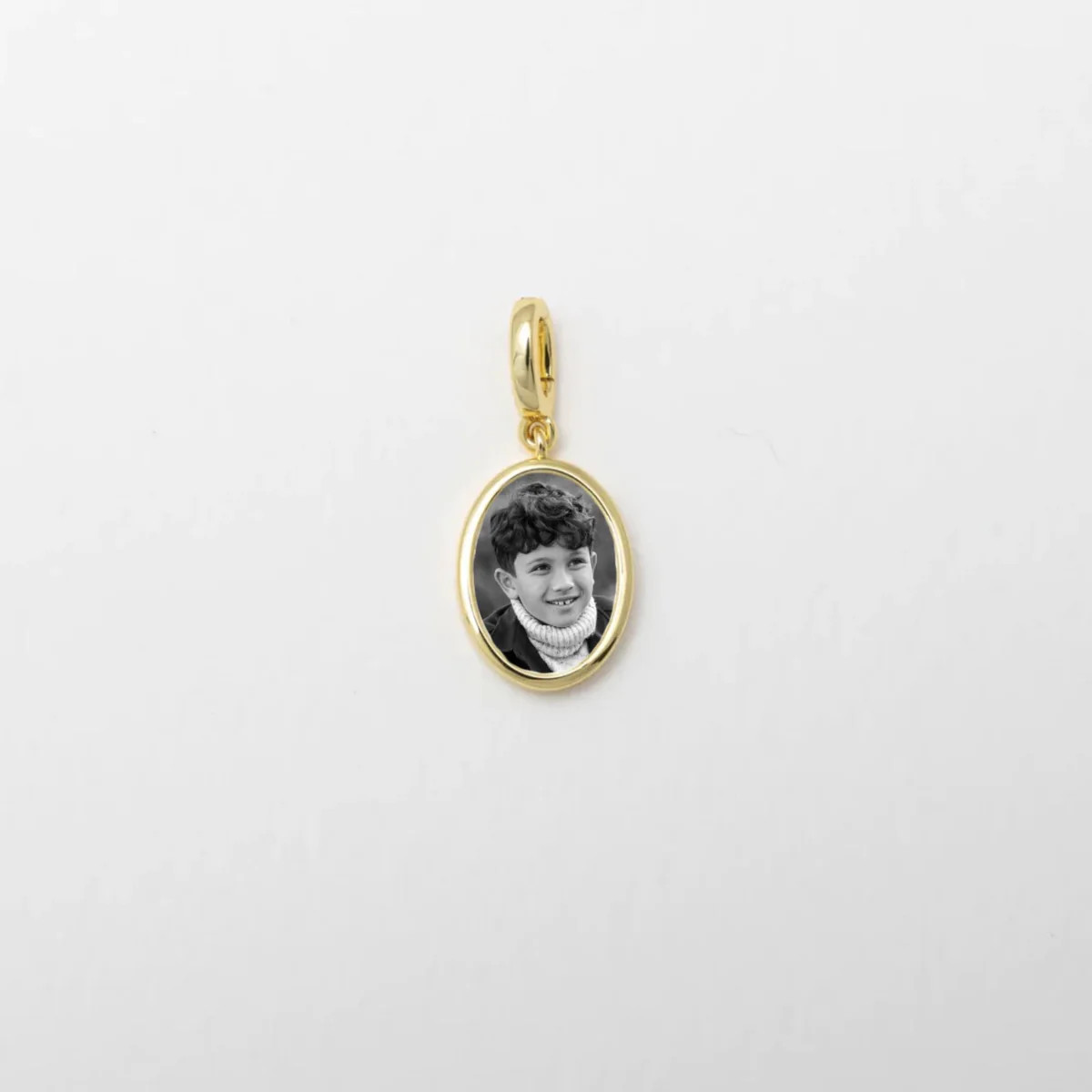 Vera Oval Customizable Portrait Pendant | Custom Photo Charms - Raiz | Raiz