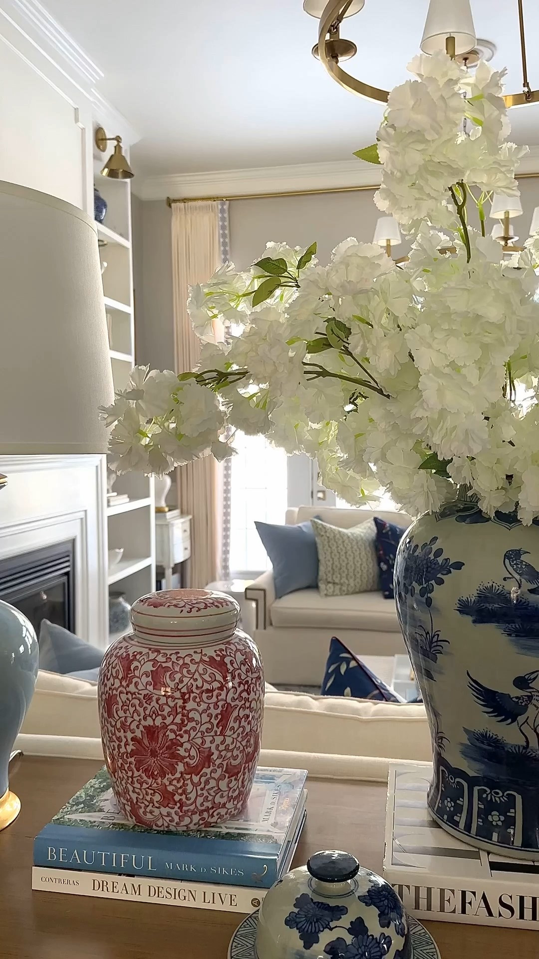 Gorgeous spring blooms! Don’t be afraid to go oversized to create a big statement! I have 9 stems in this arrangement!#LTKVideo #LTKstyletip

#LTKSeasonal #LTKHome
