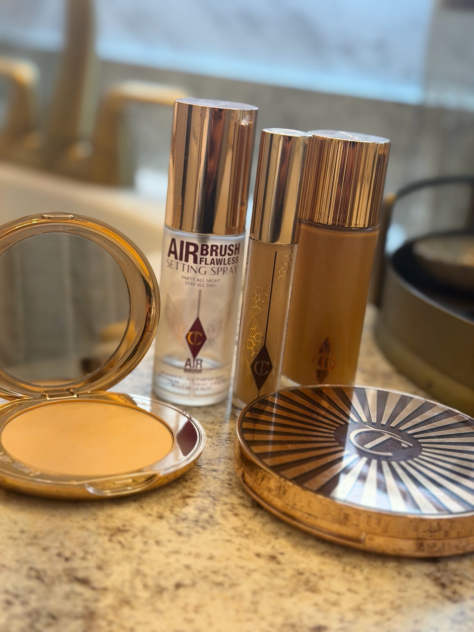 Sí, soy fan de Charlotte Tilbury… y no pienso disculparme 😅

Cuando encuentras una marca que de verdad cumple lo que promete, simplemente te quedas. Estos son mis imprescindibles del momento y la razón por la que mi piel se ve así todo el día.

💨 Airbrush Flawless Setting Spray — fija el maquillaje de verdad. Party all night, stay all day y no exageran.

✨ Airbrush Flawless Foundation — cobertura perfecta con acabado piel de seda. Mi base del día a día.

🌟 Polvos compactos CT — el toque final que sella todo y da ese glow tan CT. Uso tono 2 Medium

🌟 Beautiful Skin Concealer — cobertura real sin apelmazar. Tono 9

Todo está aquí 🔗 ⬇️

#CharlotteTilbury #LuxuryMakeup #MaquillajeDelujo #AirbrushFlawless #SettingSpray #LTKbeauty #LTKfind #MakeupObsessed #BeautyEssentials #MaquillajeDelMomento