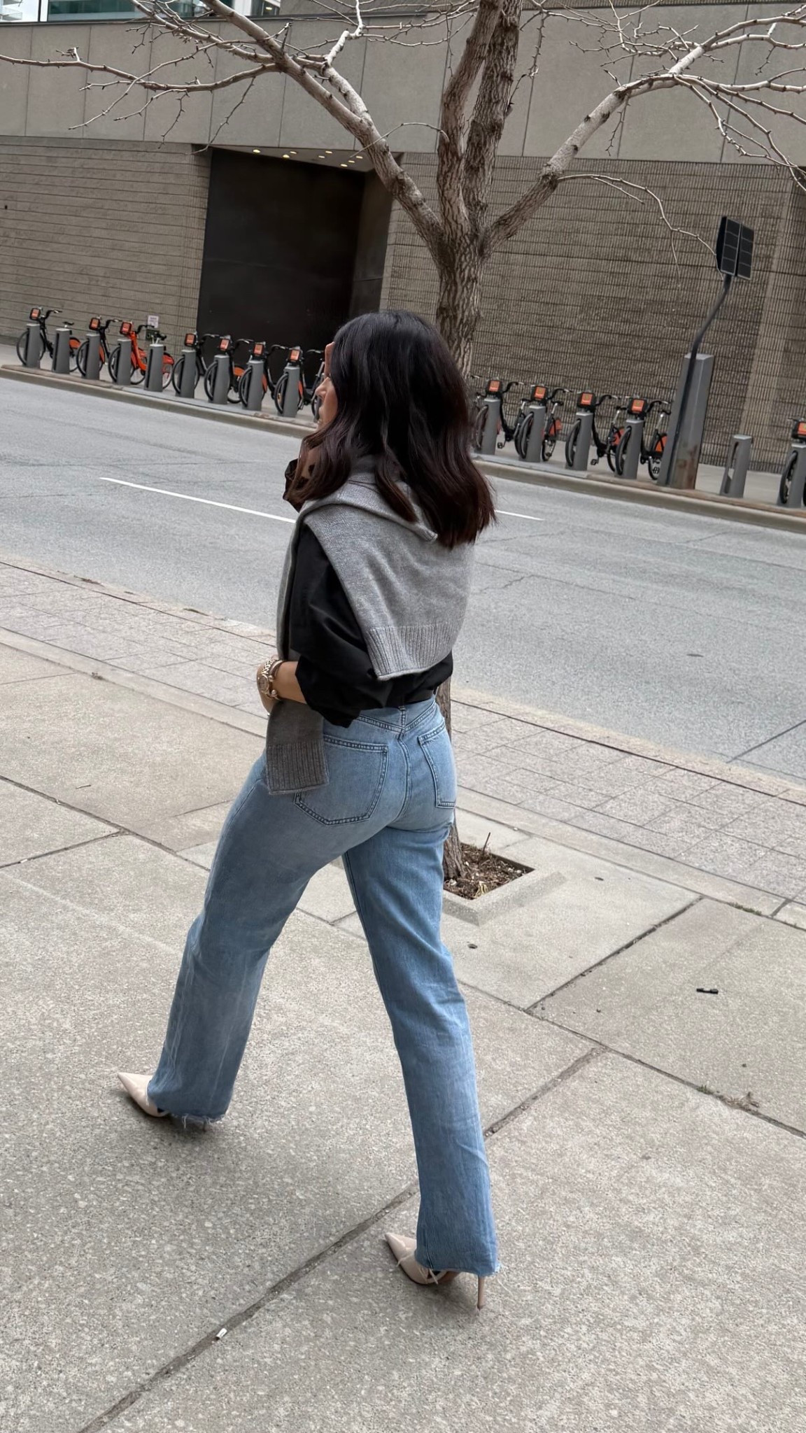 Raptors game night ✨
Windbreaker - small 
Cashmere - small 
Jeans - 25 
Shoes - true to size 


What to wear to, what to wear to a basketball game

#LTKcanada #LTKdatenight #LTKpetite