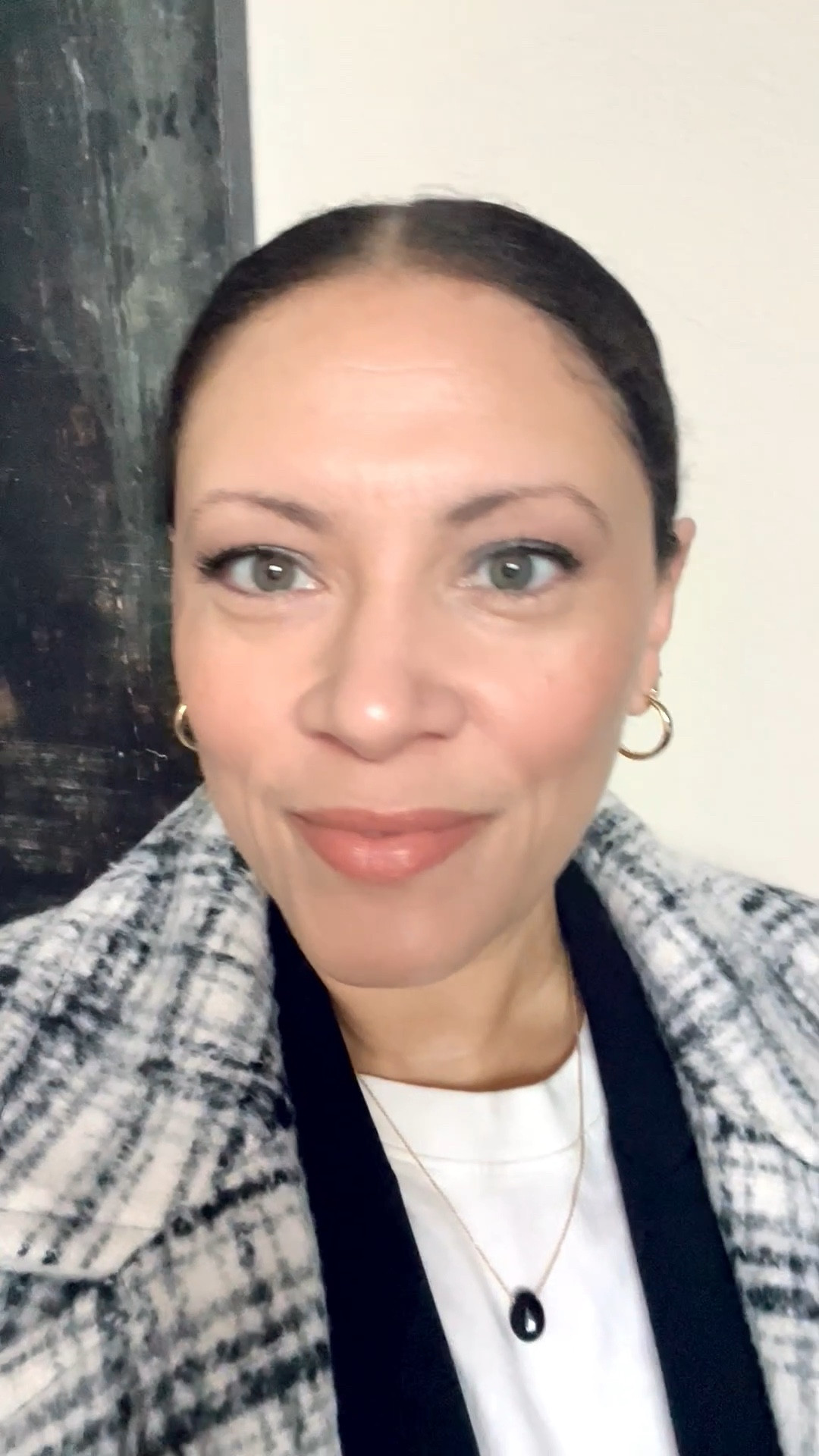 Makeup of the day. I use Charlotte Tilbury Radiant concealer all over in a kind of contour way so that’s basically my foundation. Shades 5 and 7.
Lips: Bitch Perfect
Eye liner: Sea Grey

#LTKOver40 #LTKBeauty #LTKFindsUnder50