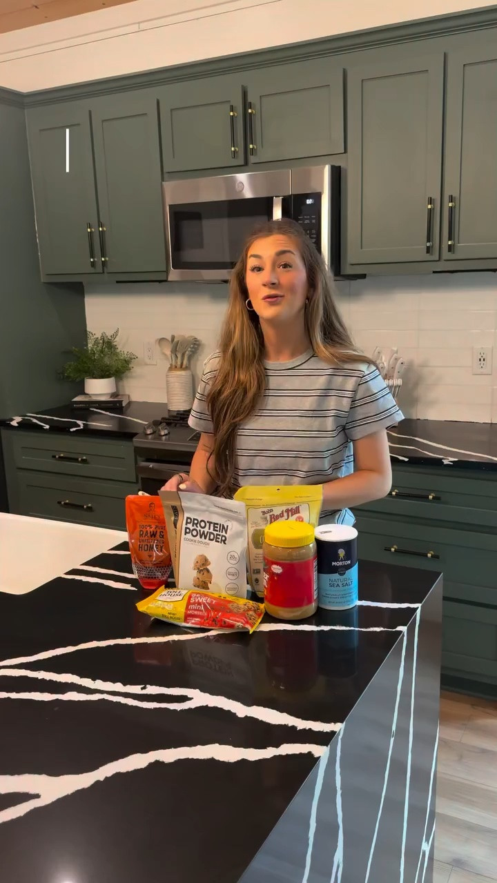 @cleansimpleeats is having a MAJOR SALE!!! 40% off + you can use my stackable code HANNABETH for an extra 10% off!! 

-My favorites are all of the clear proteins! (Sour Watermelon is my all time fave!!)
-The bomb pop hydration!! 
-The strawberry cheesecake protein!!!