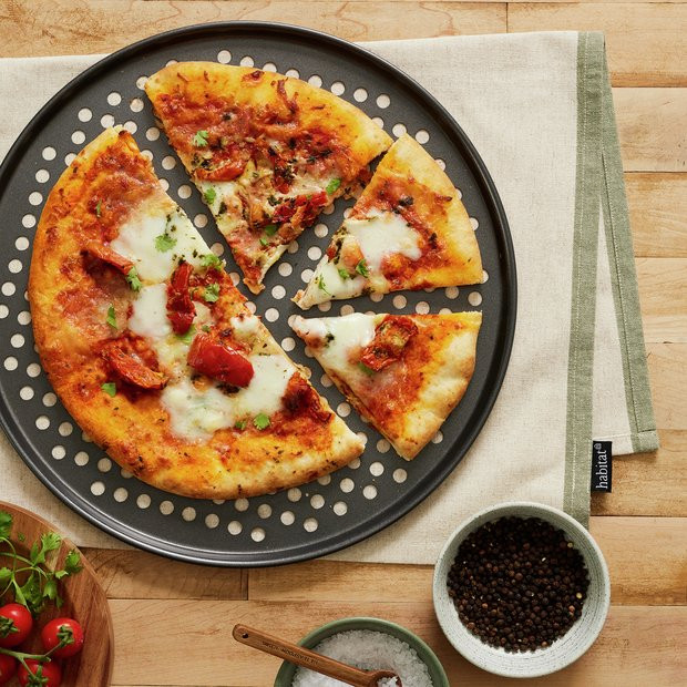 Buy Habitat 36cm Carbon Steel Pizza Crisper | Bakeware | Argos | argos.co.uk