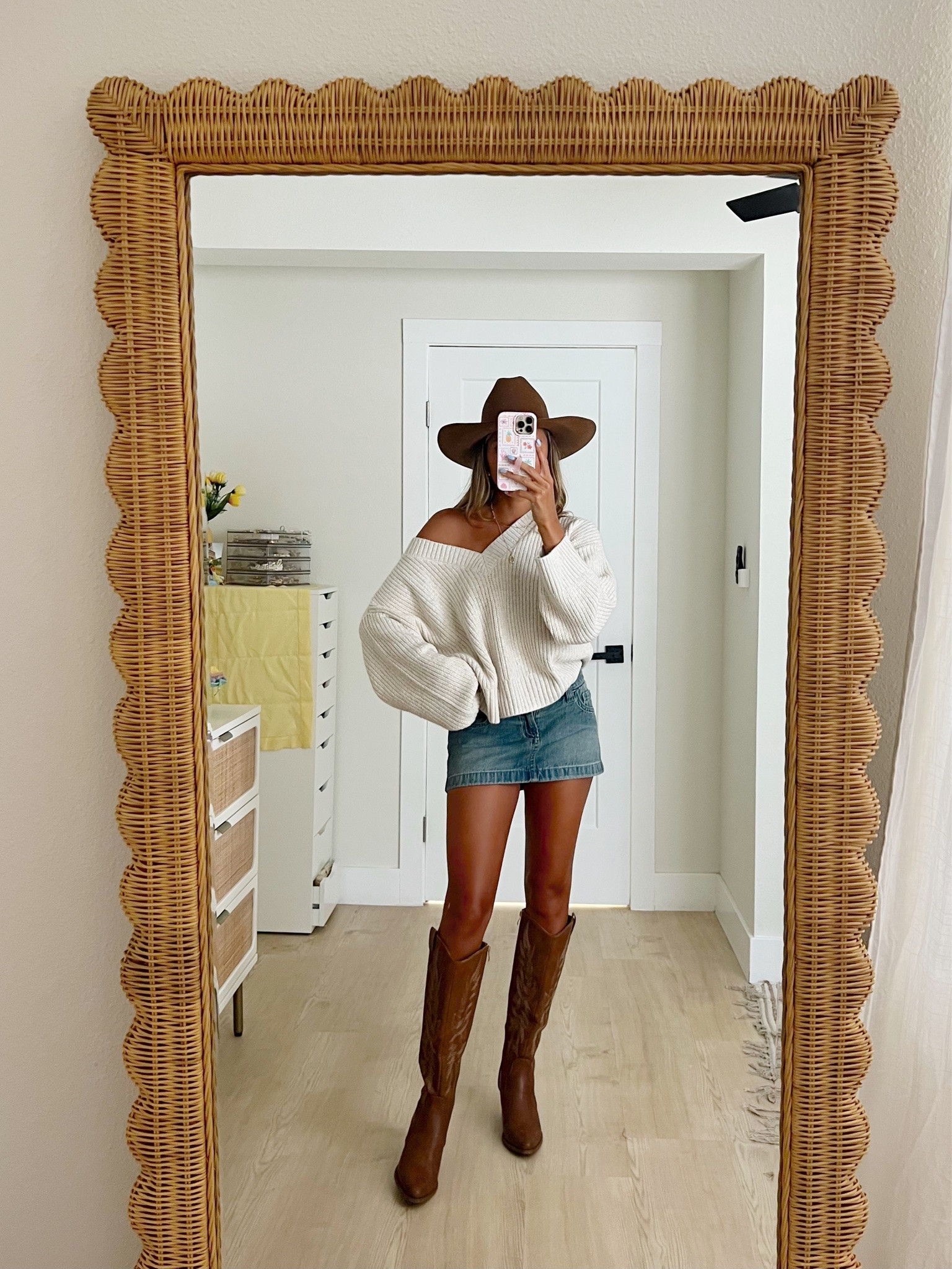 fall outfit ideas from the @hollister sale 🍁👖 code HCOMCKENZIE for an extra 20% off your purchase (codes stack)

wearing an XS in sweaters and tops and 00 regular in jeans

#LTKootd