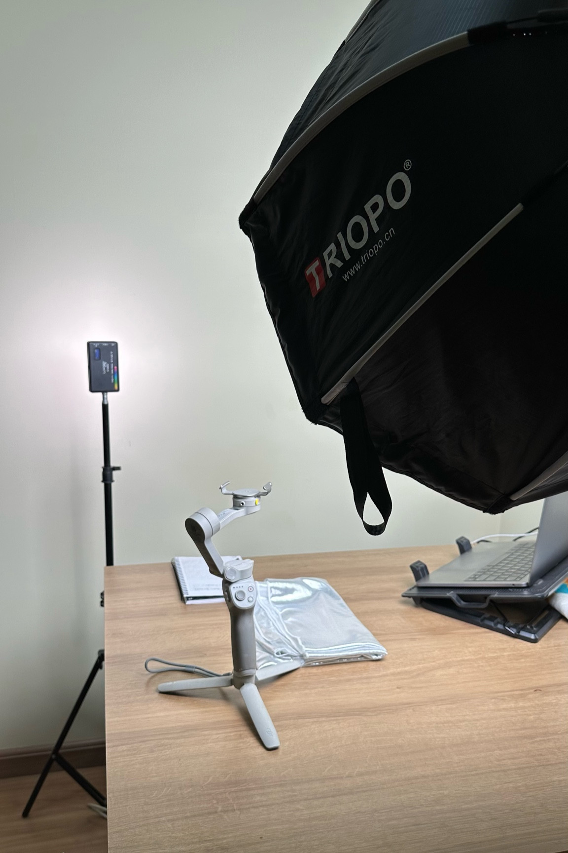 Vocês me perguntam muito sobre meu setup e aqui está. 
É simples. Duas luzes e um rebatedor prata de tecido 🤗

#LTKVideo #LTKbeauty #LTKbrasil