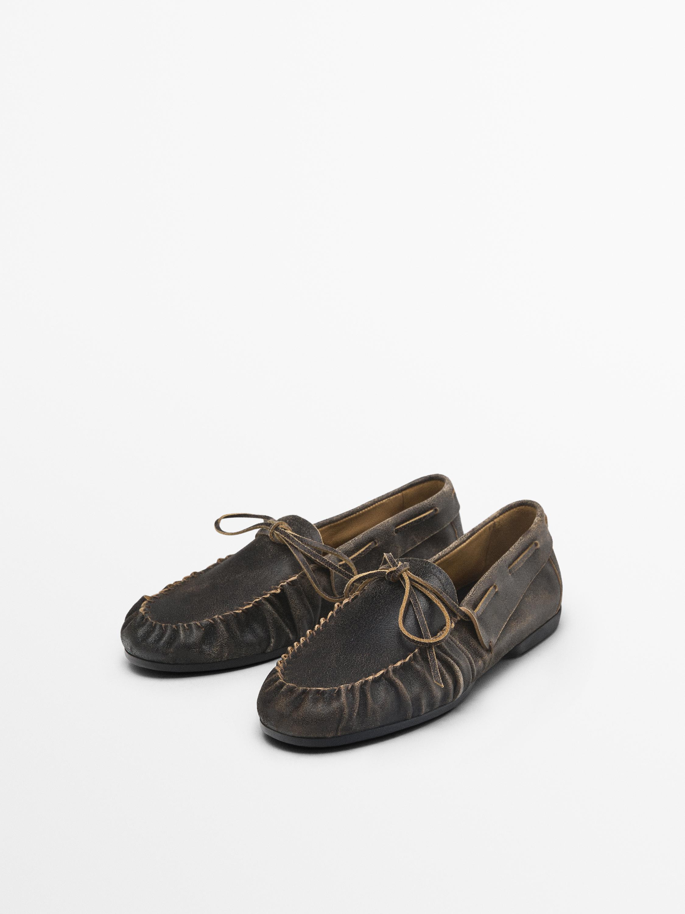 Made from goatskin leather. Aged finish. Leather lining and insole . Matching bow. Includes AIRFI... | Massimo Dutti US