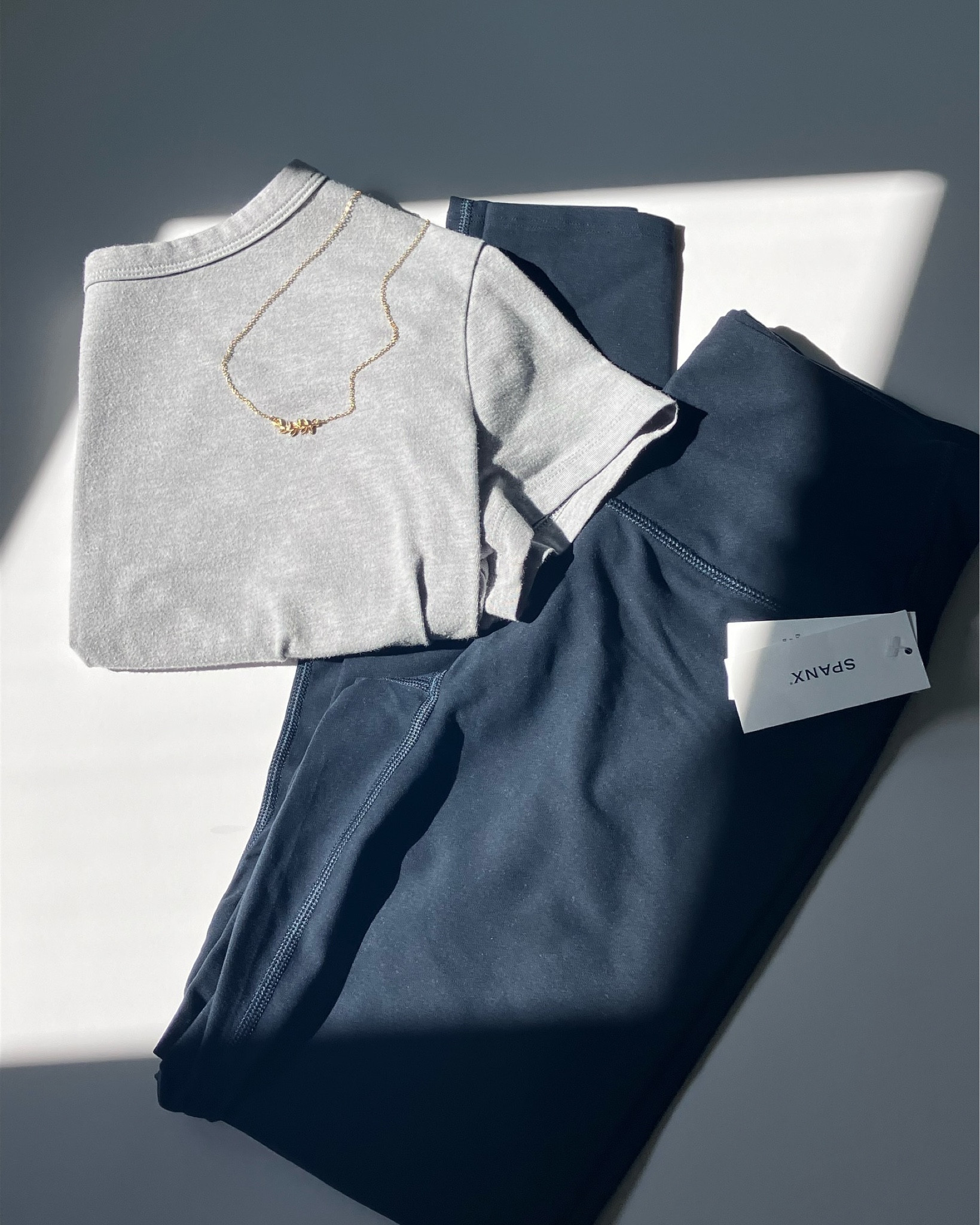 ✨Can’t go wrong with some basics! #gifted 

🩷 These @spanx OnForm leggings are buttery-soft, sweat-wicking, and give just the right amount of smoothing. Perfect for low-key workouts or all-day wear!

Thank you Spanx for sending me these leggings! 

.
.
.
.
.
#spanx #spanxpartner #spanxonform #clothes #workoutclothes #leggings #ugc #beautyugc #fashion