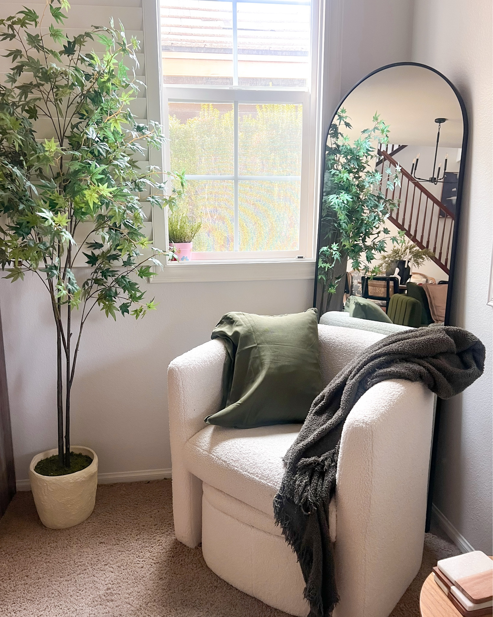 Hola Bebes! Amazon Home Favorites 🏠 


Top Amazon Home Favorites 

1.  arched Mirror 
2. Colamy Sherpa Accent Chair with Storage 
3. Faux Tulip stems 
4. Wooden End table and Velvet olive green accent chair 
5. Art Leon oversized Accent chair and Phi Villa Cabinet 
6. Art Leon Dining chairs and Round dining Table 



#LTKHome #LTKSaleAlert