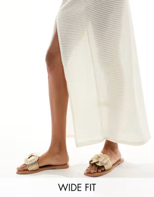 ASOS DESIGN Wide Fit – Fifi – Flache, gewebte Pantoletten in Gold, weite Passform | ASOS (Global)