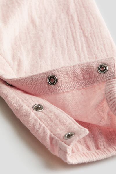 Frill-trimmed muslin romper suit - Light pink - Kids | H&M GB | H&M (UK, MY, IN, SG, PH, TW, HK)