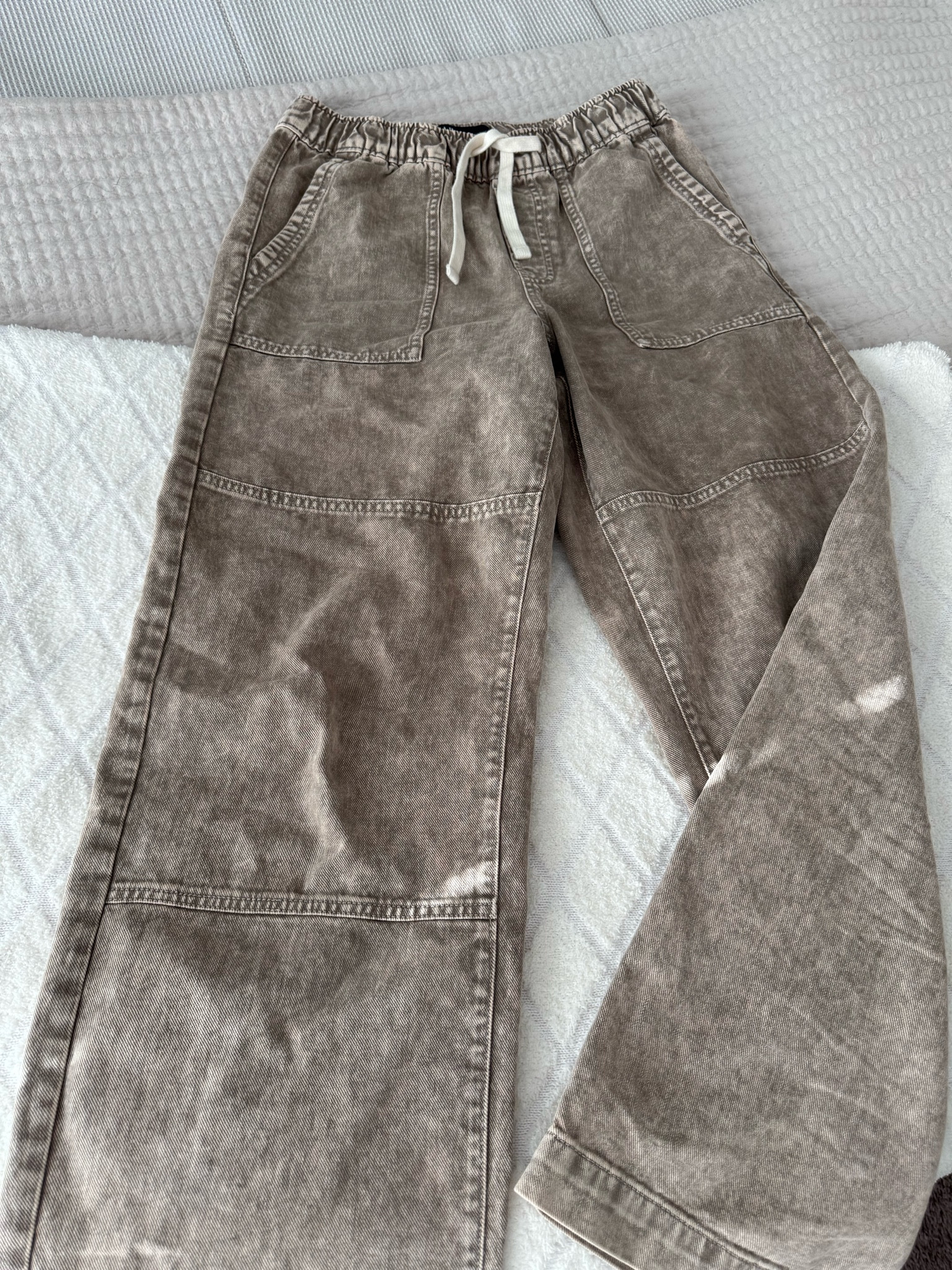 Cutest stretchy jeans from Gap!🩷
Wearing size xs they run oversized 

#LTKFindsUnder50 #LTKFindsUnder100