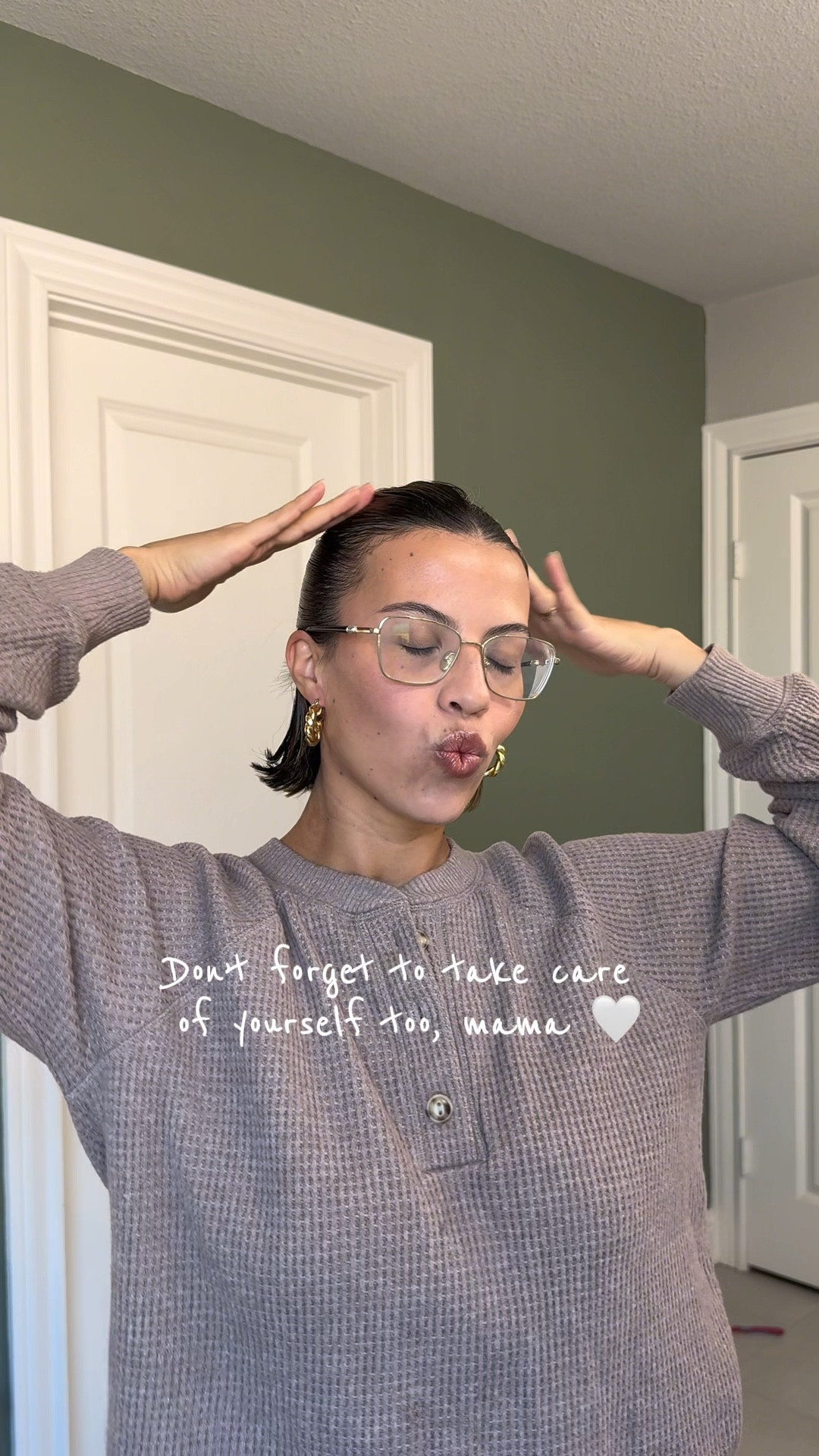 Even on the tired days, taking a few minutes to care for yourself makes all the difference 🤍
Little reminder that you deserve to feel good too, mama.
#MomLife #CleanGirlAesthetic #TiredMomClub #SelfCareForMoms #EverydayRoutine

#LTKmomlife #LTKgrwm #LTKselfcare