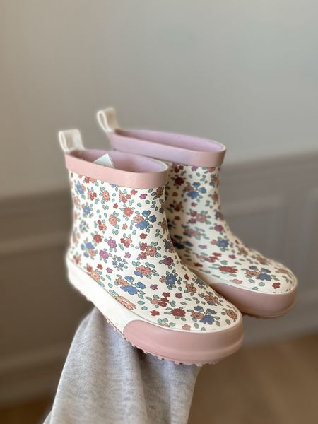 The perfect rain boots for your toddler girl🩷 

#LTKSeasonal #LTKkids #LTKSpringSale