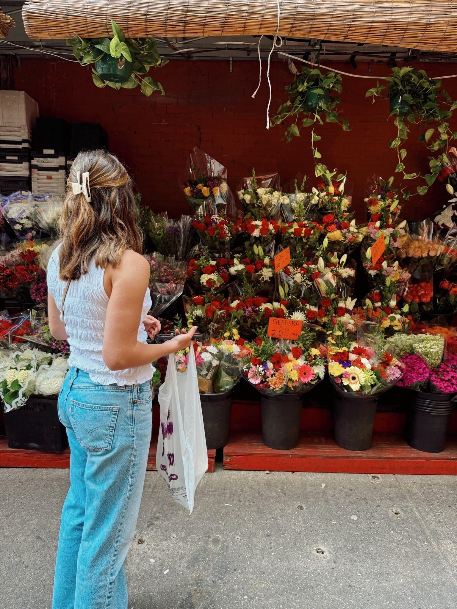 Soaking up the last bits of summer💐 Top: Madewell (a current fav and on sale!!!) || Jeans: Levi’s 

#LTKSaleAlert #LTKPetite #LTKxMadewell