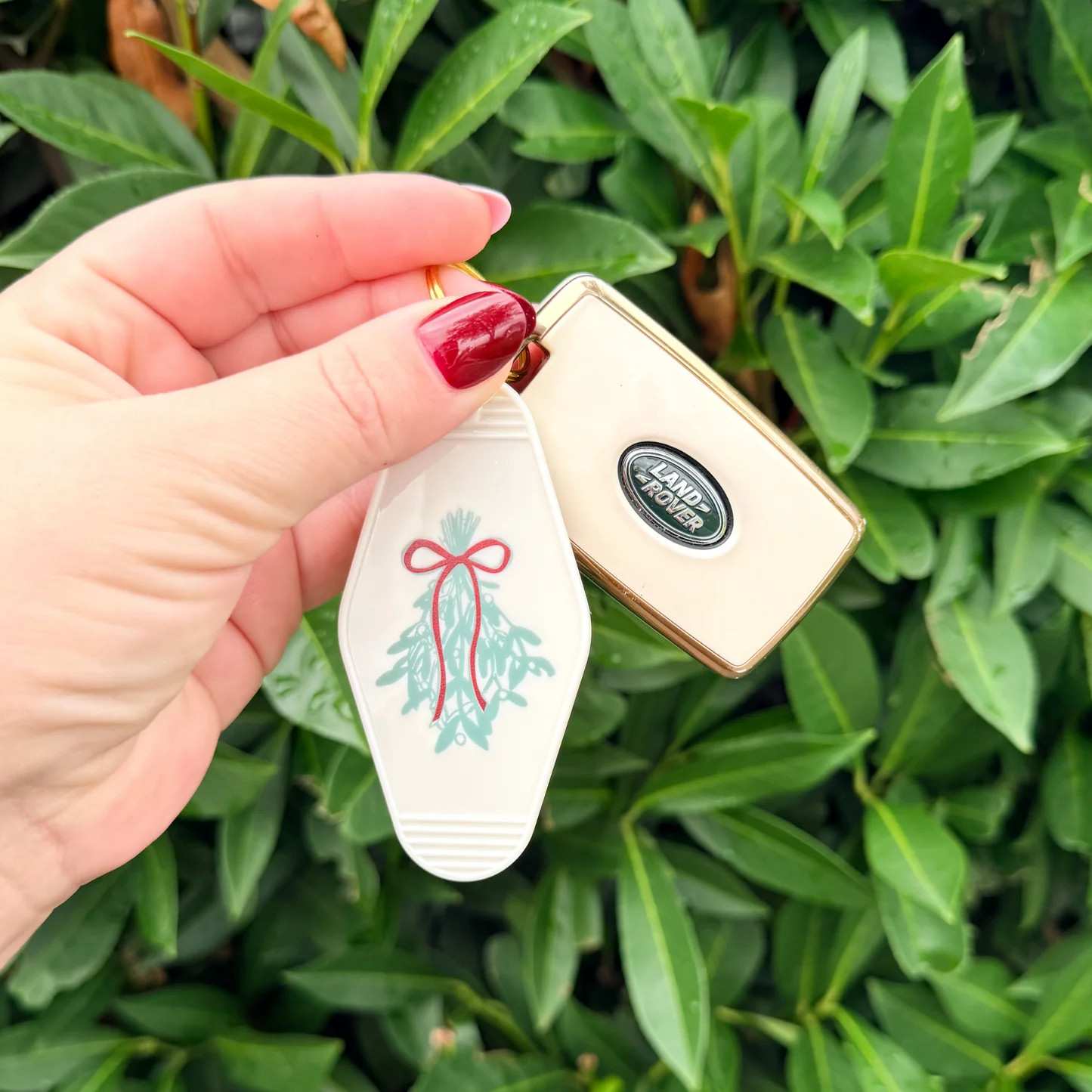 MISTLETOE ♡ holiday junkie x keychain | BFFS & BABES