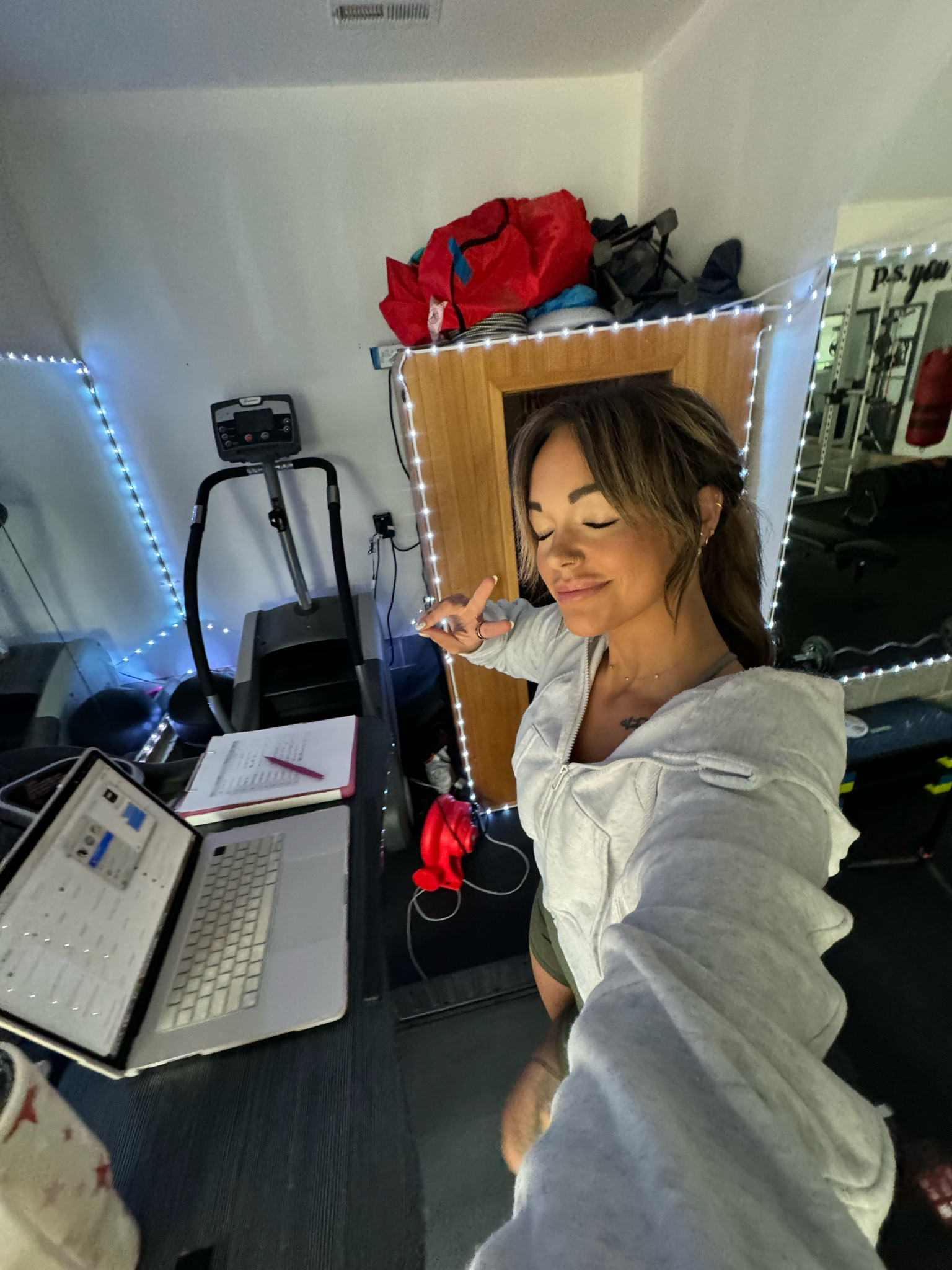 Treadmill + desk attachment 

#LTKfitness