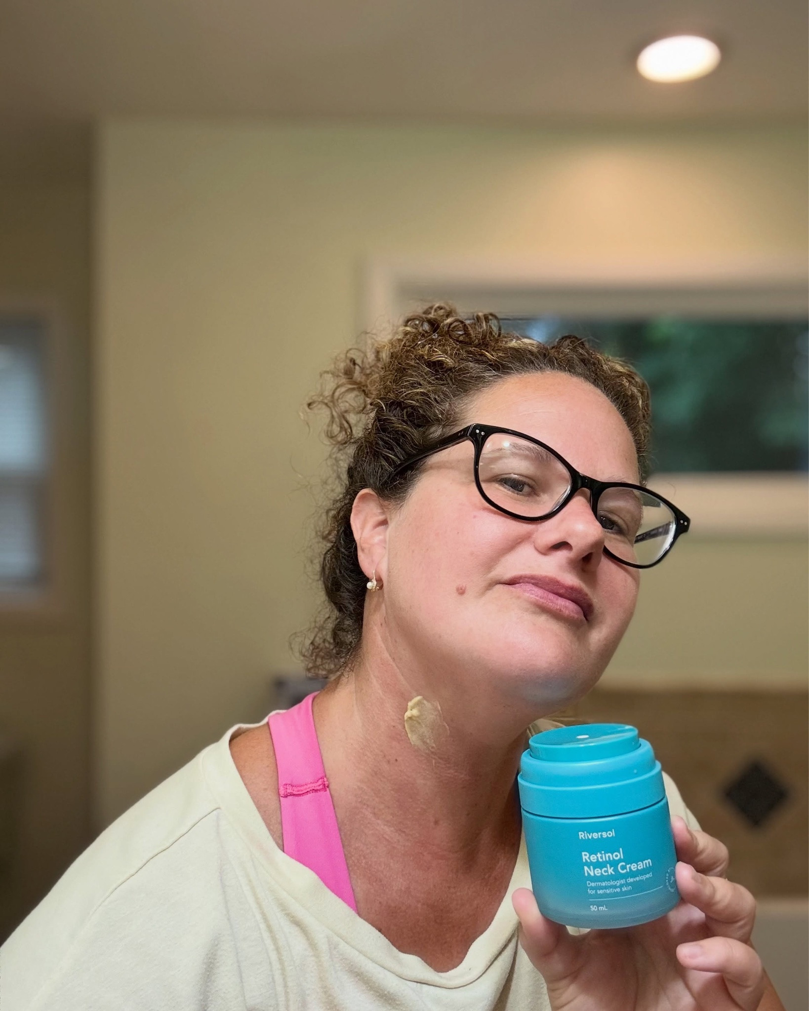 My new skincare step: giving my neck some extra love! This retinol neck cream helps smooth, firm & hydrate for healthier-looking skin. 💙

@riversolskincare @stackinfluence
#riversol #riversolpartner