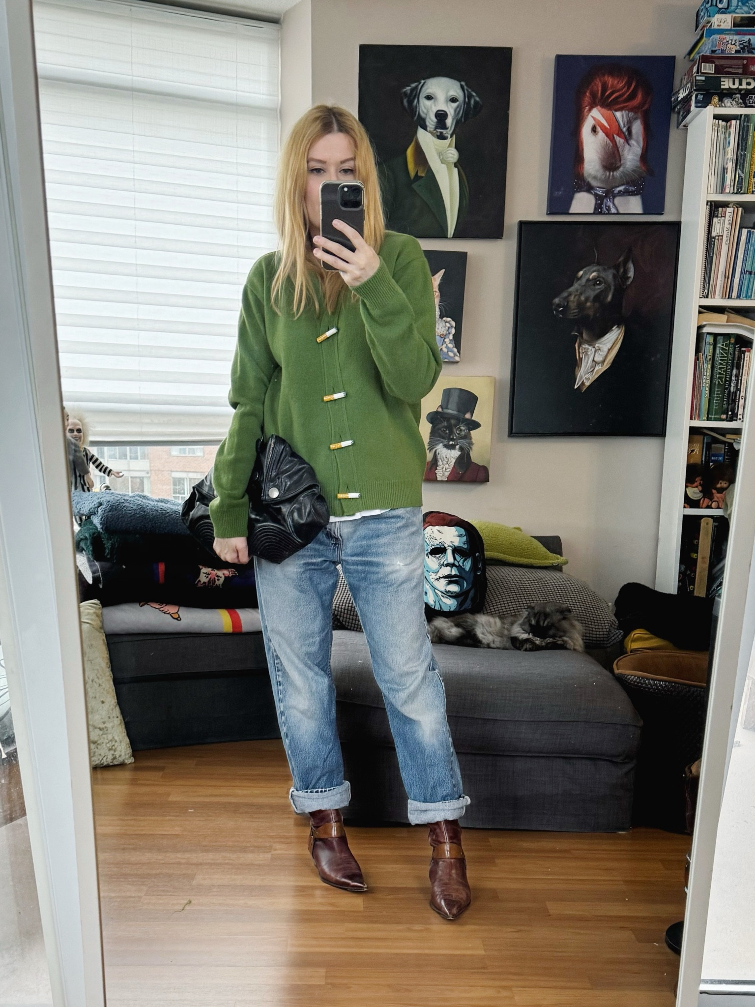 It’s cold out but I don’t want to cover the cigarette sweater. 
Jeans, clutch, and boots are secondhand/vintage.
 •
#falloutfit #alexandermcqueen #demanta #hadeswool #falltrends #torontostylist #StyleOver40  #secondhandFind #fashionstylist #slowfashion #FashionOver40  #MumStyle #genX #genXStyle #shopSecondhand #genXInfluencer #genXblogger #secondhandDesigner #Over40Style #40PlusStyle 



#LTKOver40 #LTKItBag #LTKSeasonal