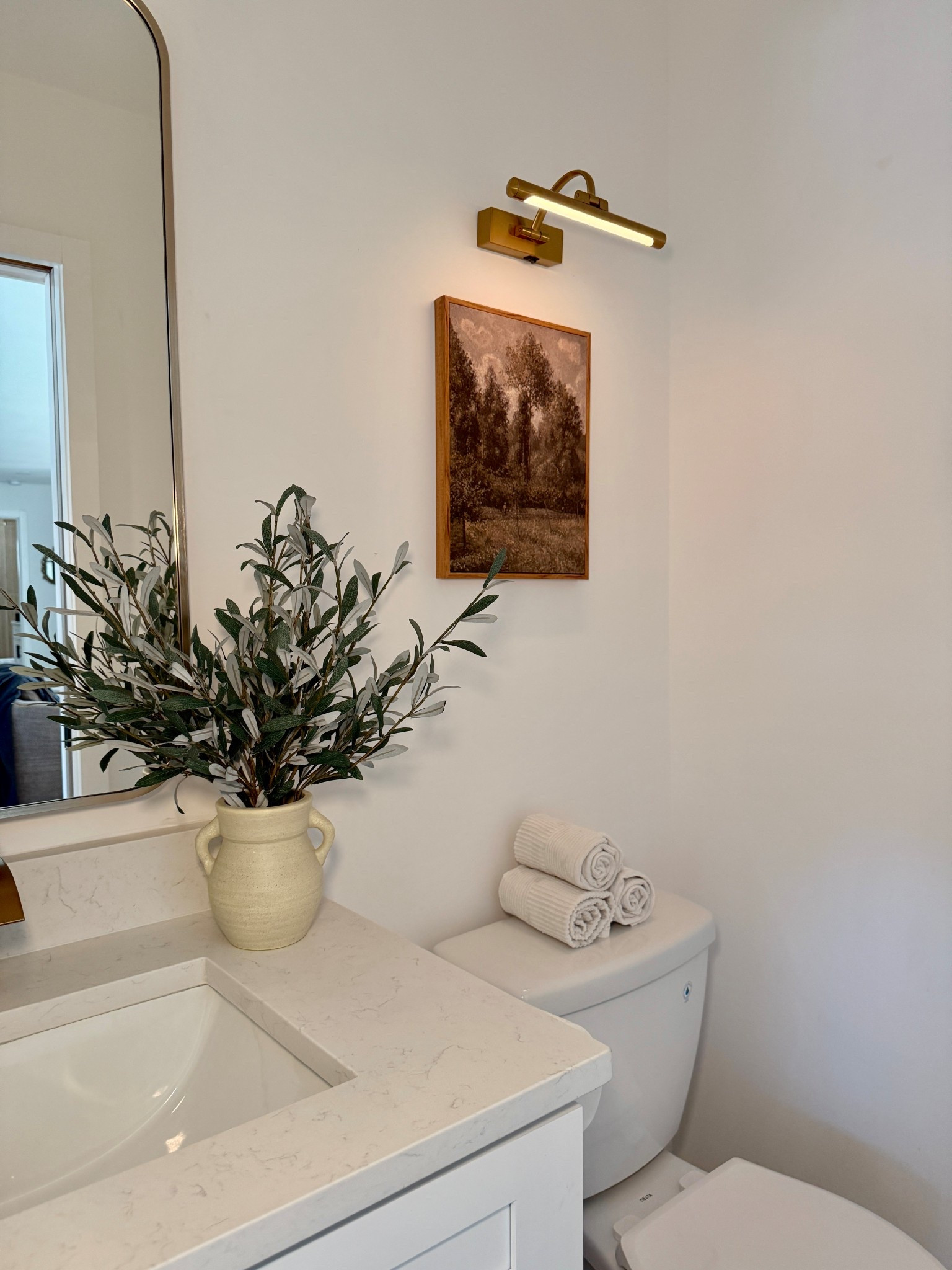 Small bathroom, big impact 🫶🏼 adding warm touches to your small space creates depth, interest, and a cozy feel ✨