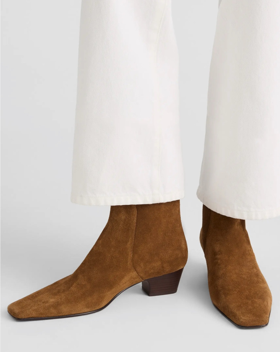 Suede boots
Tan jacket
Barrel jeans 