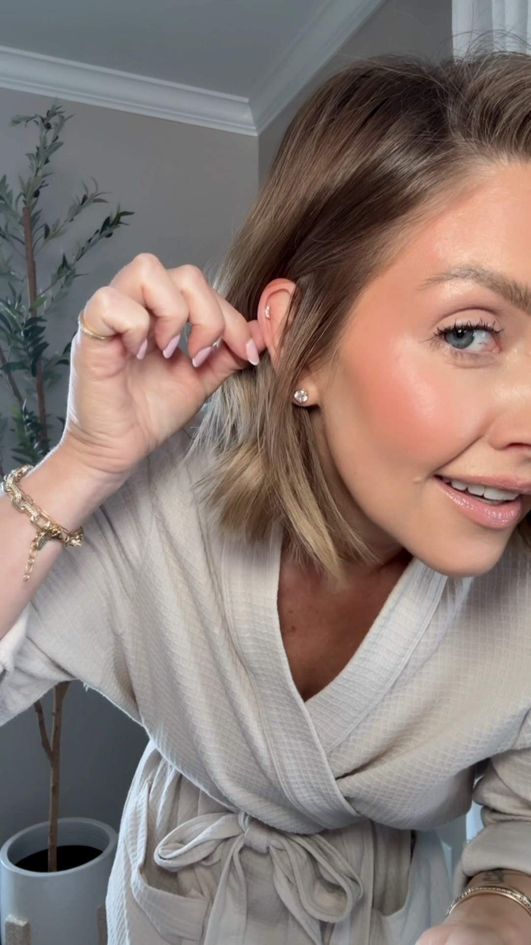 SO happy with this cute little earring! Love how sparkly it is and of course the flat back is so much more comfortable 🙌🏼

#LTKmomlife #LTKgrwm #LTKOver40