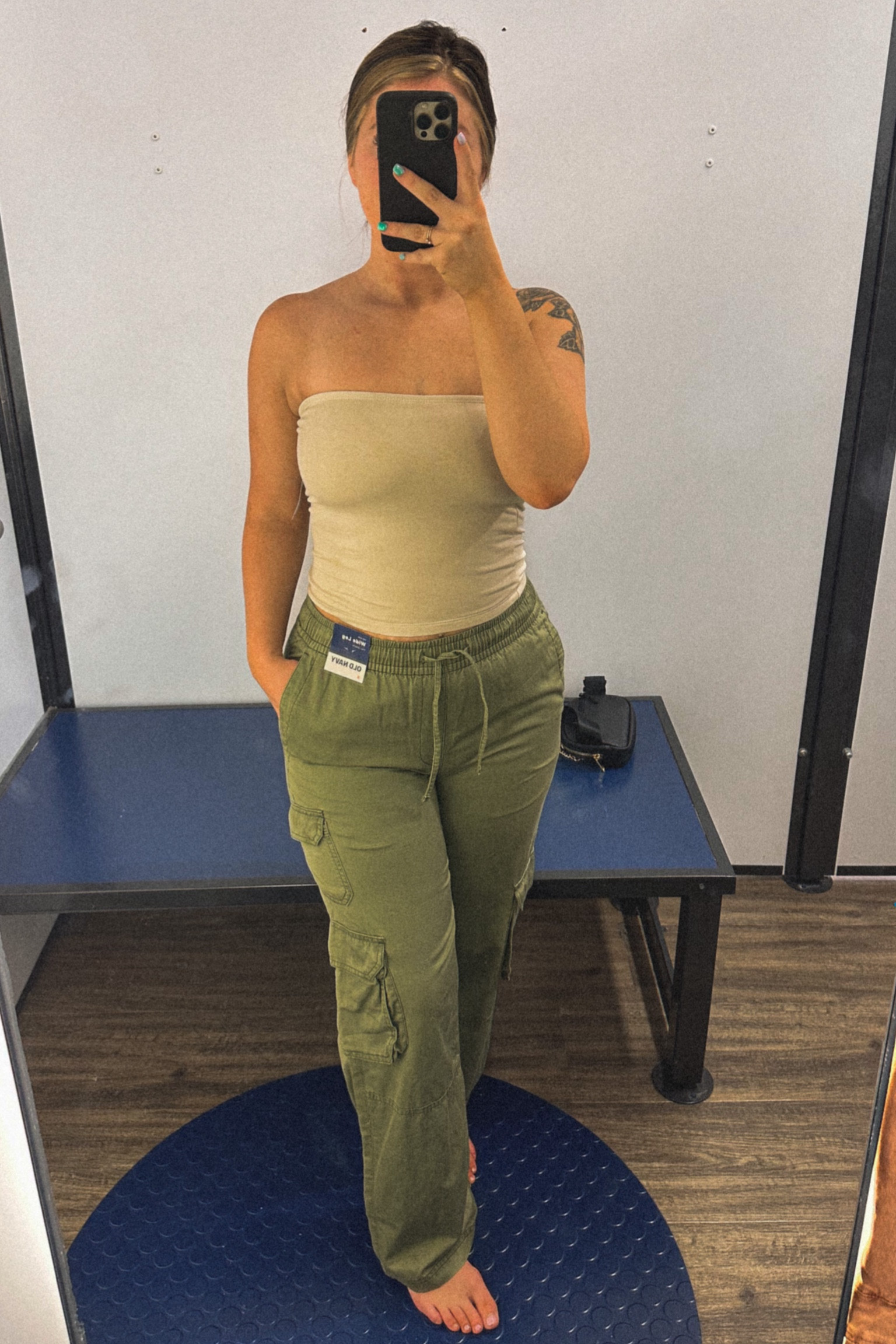 I'm in a medium in the top and a small in these pants! I can also do a medium in them, the pink pair I posted are mediums 🖤

#LTKfindsunder50 #LTKmidsize #LTKstyletip