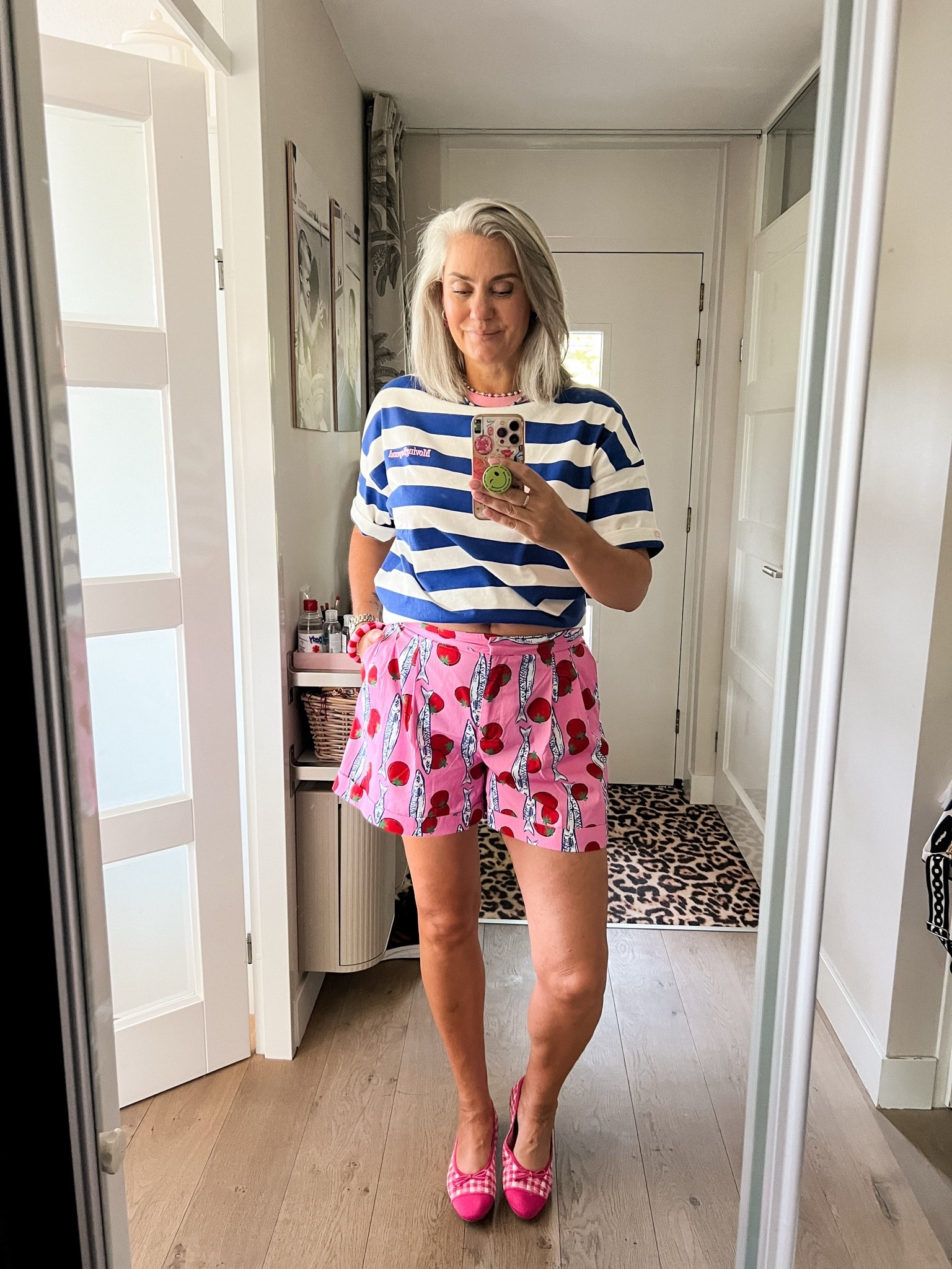 OOTD - Dinsdag. Roze korte broek met sardientjes (Zara, xl) en een blauw/wit gestreept T-shirt met roze print (M), roze geruite ballerina’s (tts).

#LTKnederlands #LTKeurope #LTKsummer