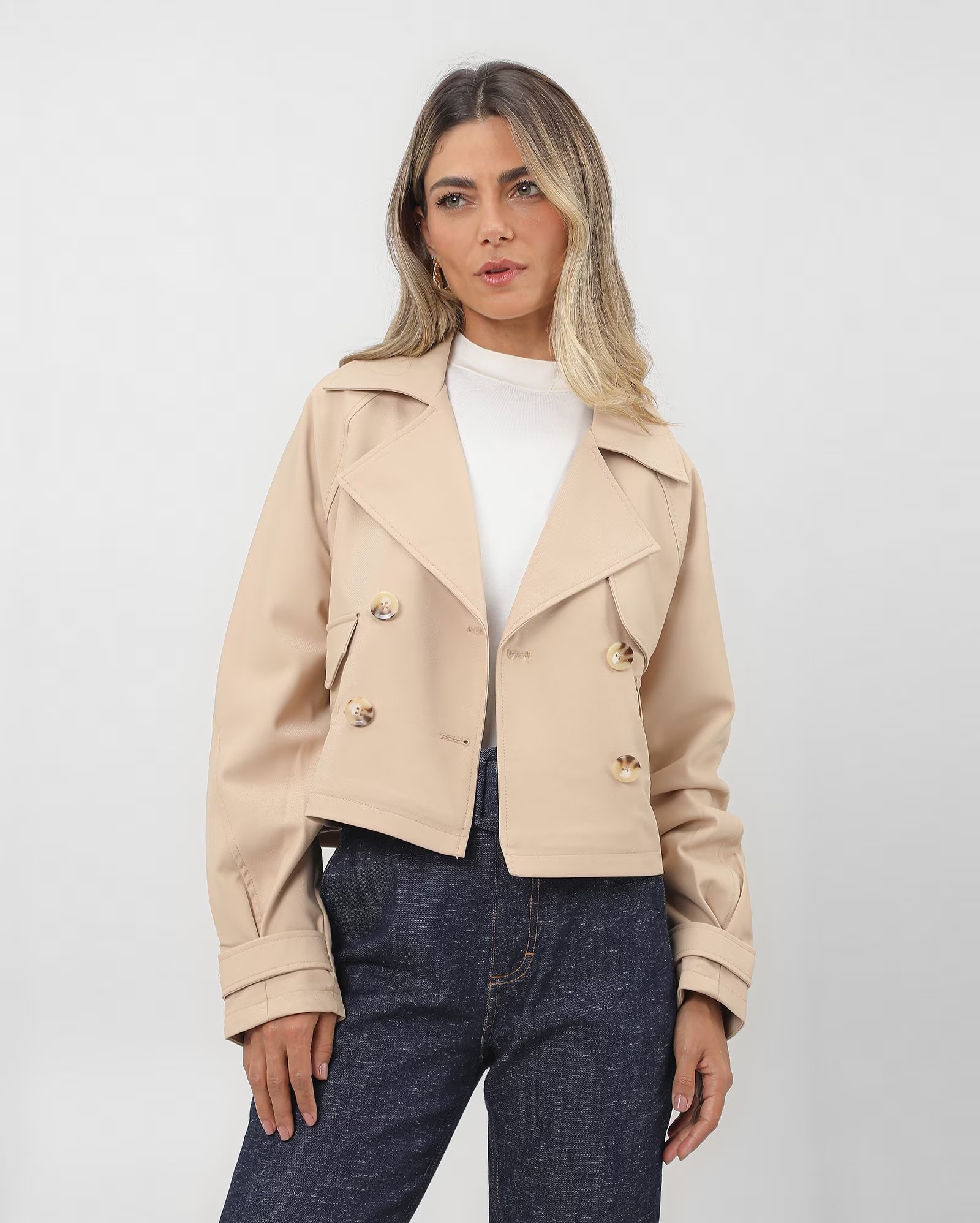 Jaqueta feminina trench coat curto bege | AK by Riachuelo | Riachuelo (BR)