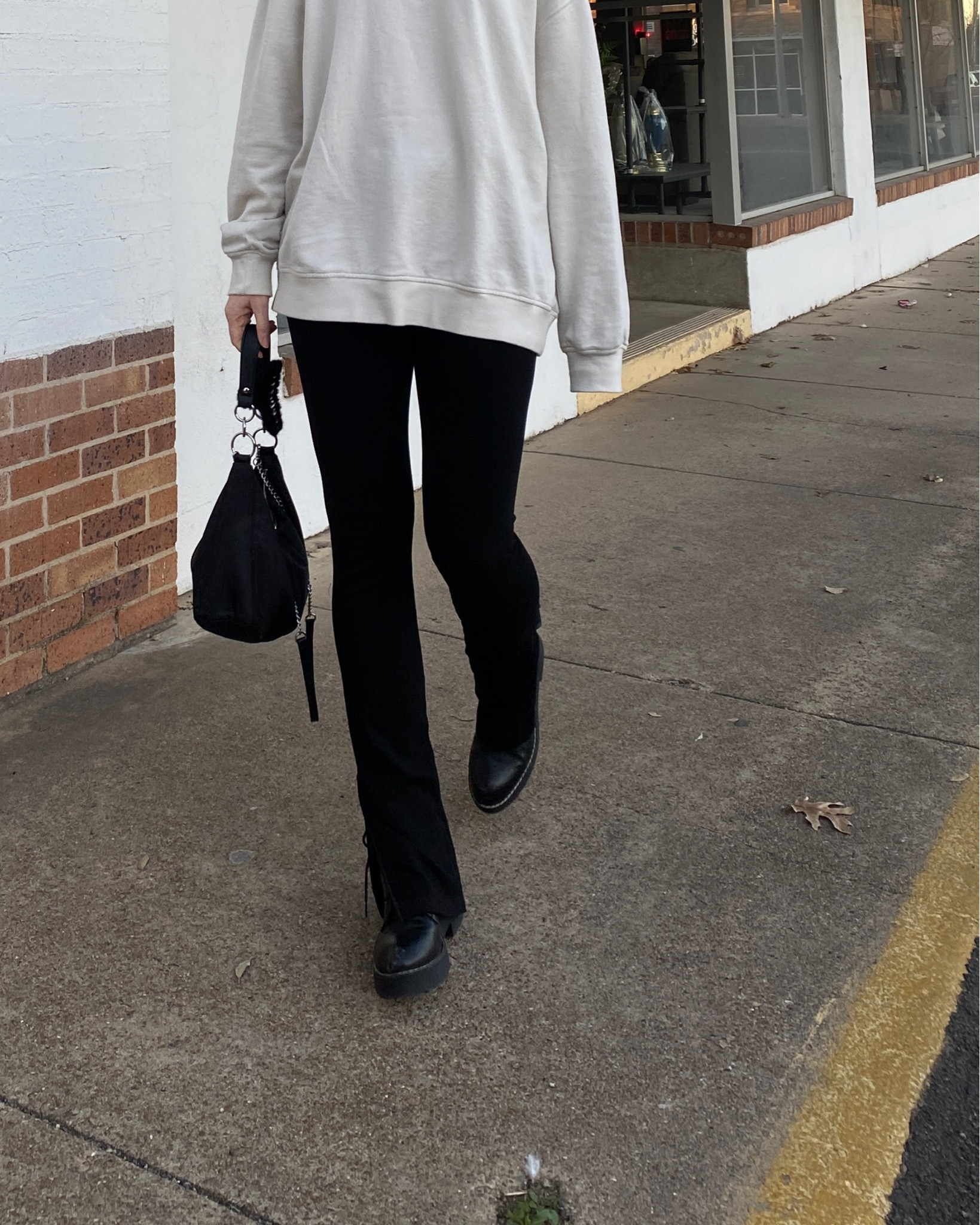 flared leggings + oversized crewneck = my fave elevated-but-cozy combo 🧸


#LTKSeasonal #LTKstyletip #LTKU