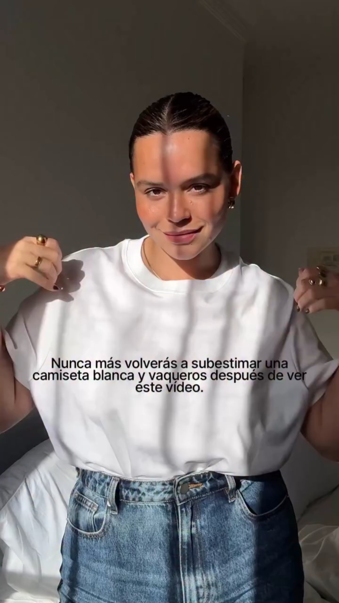 publicidad. Comenta CAMISETA para el link directo a esta perfección. Llevo talla XL.

LLEVO
Camiseta, abrigo y bolso @cosstores 
Bailarinas Pixy vía @zacaris_com (código de descuento JES10)

Camiseta blanca, GRWM, how to style video, styling tips.