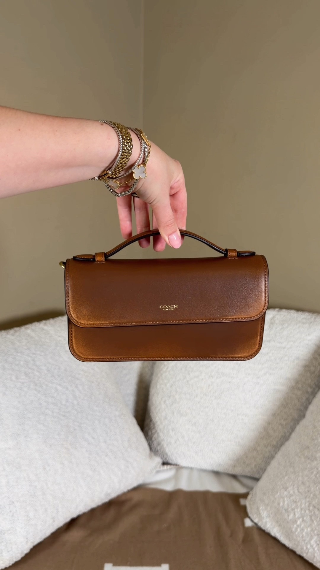 Unboxing the cutest mini bag for fall 😍

The new Coach brown love leather is perfect for fall! I love the distressed look and I’m a brown bag girly at heart 👜 the Elora too handle crossbody is so cute and gives me major early 20th century Evie from the Mummy vibes 😍 archaeologist chic 🪏