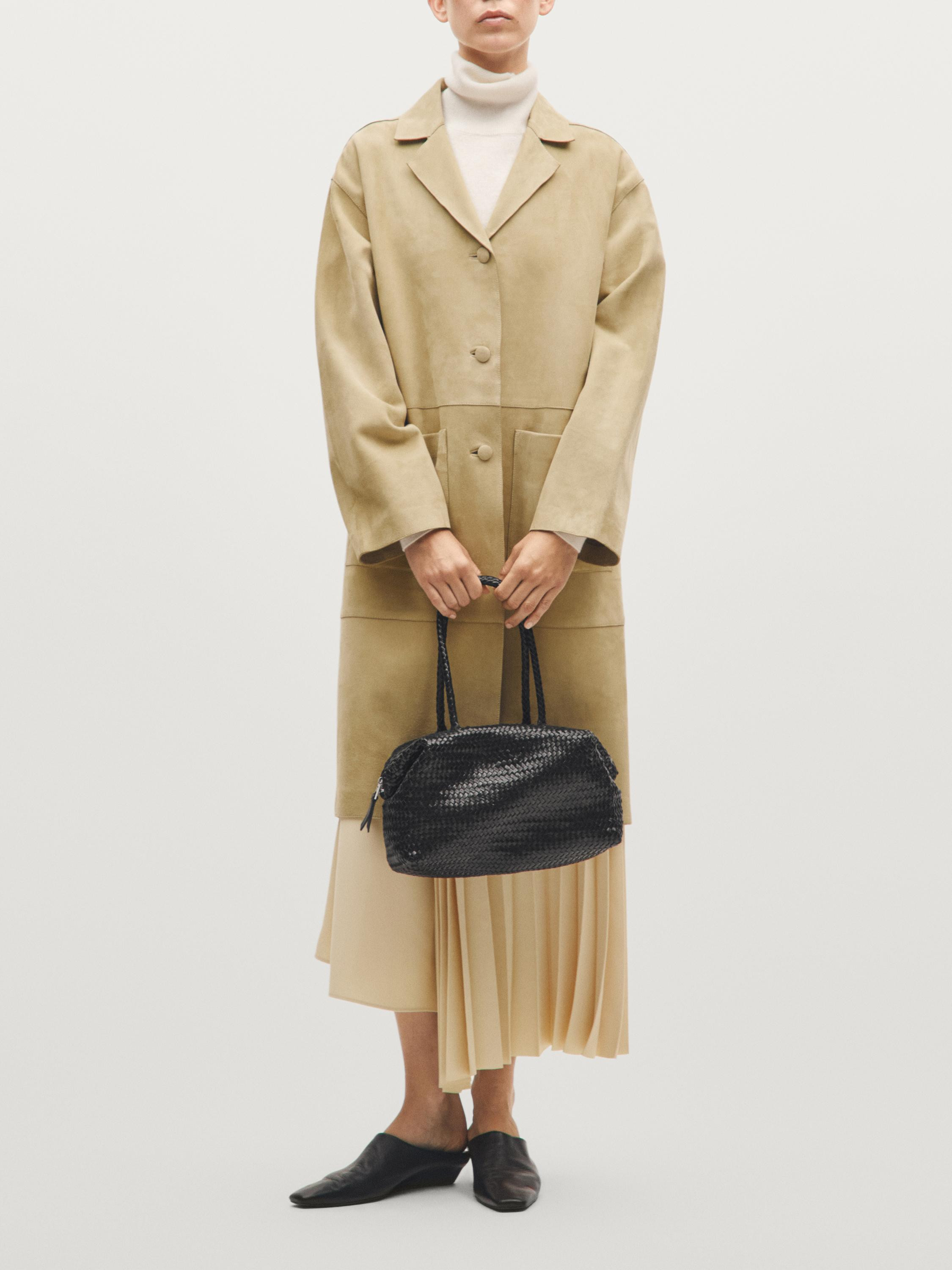 Handbag made of cowhide leather with a nappa finish. A handle/shoulder strap. Zip fastening. Cott... | Massimo Dutti UK