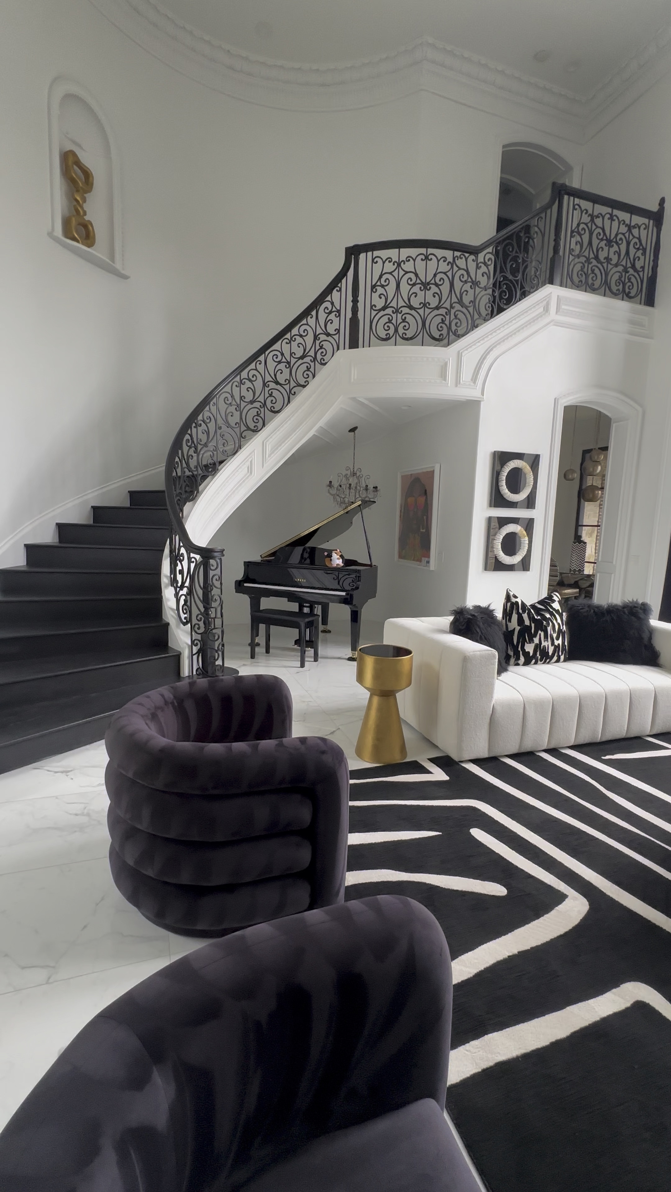 I love this rug so much that I have it 4x in my house ☺️
.
And the chairs I would buy over and over again 🙌🏾
.
Added 2 different sources for shown rug as well as some link for other 
Blk & white 
Blk & cream faves 