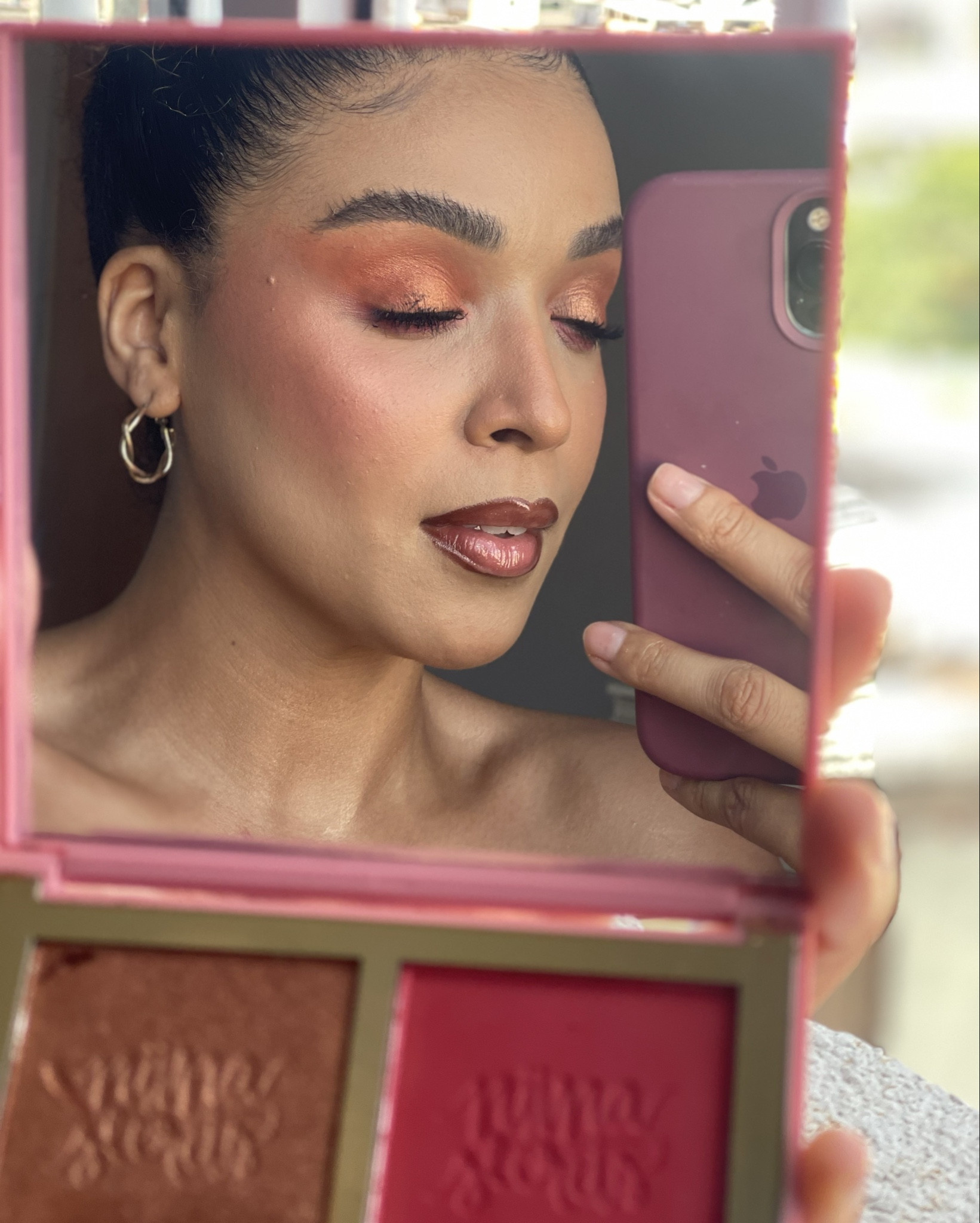 Paleta Luminous II três tons de pele preta! 

1 palette, 4 efeitos, que podem ser utilizados como iluminador, blush e blush brilho, que podem ser usados como sombra devido à alta pigmentação, com texturas diferentes para efeitos multidimensionais:

O iluminador possui ultra partículas de brilho, efeito espelhado e o acabamento glow que amamos para um look sofisticado. 
﻿
E para completar a paleta de maquiagem, apresentamos os blushes, com efeito saudável natural, alta pigmentação e fixação, em duas texturas: matte e super brilho. 

#LTKbeauty #LTKbrasil