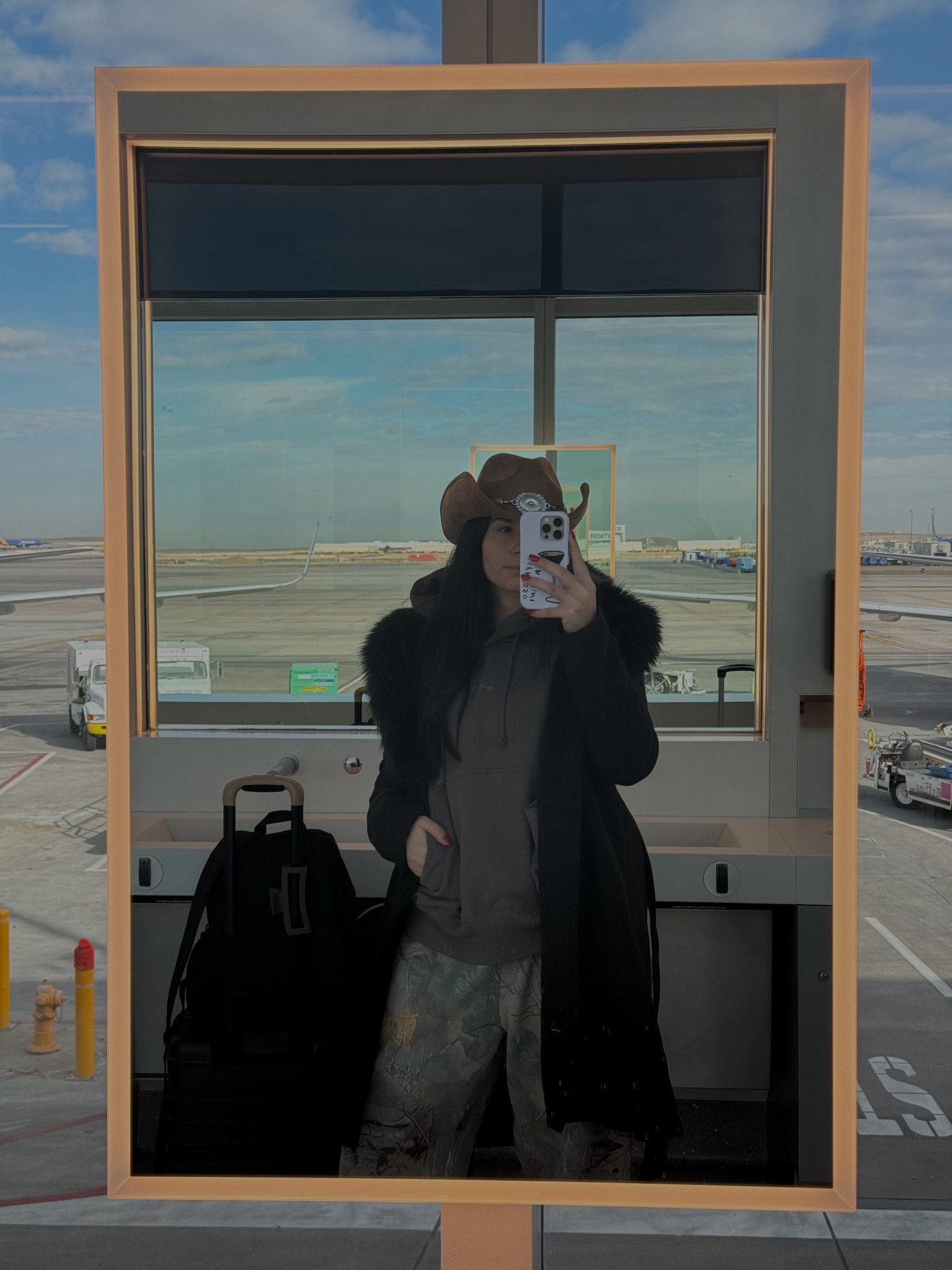 Traveling out west 🏔️✈️

#LTKTravel #LTKootd #LTKActive