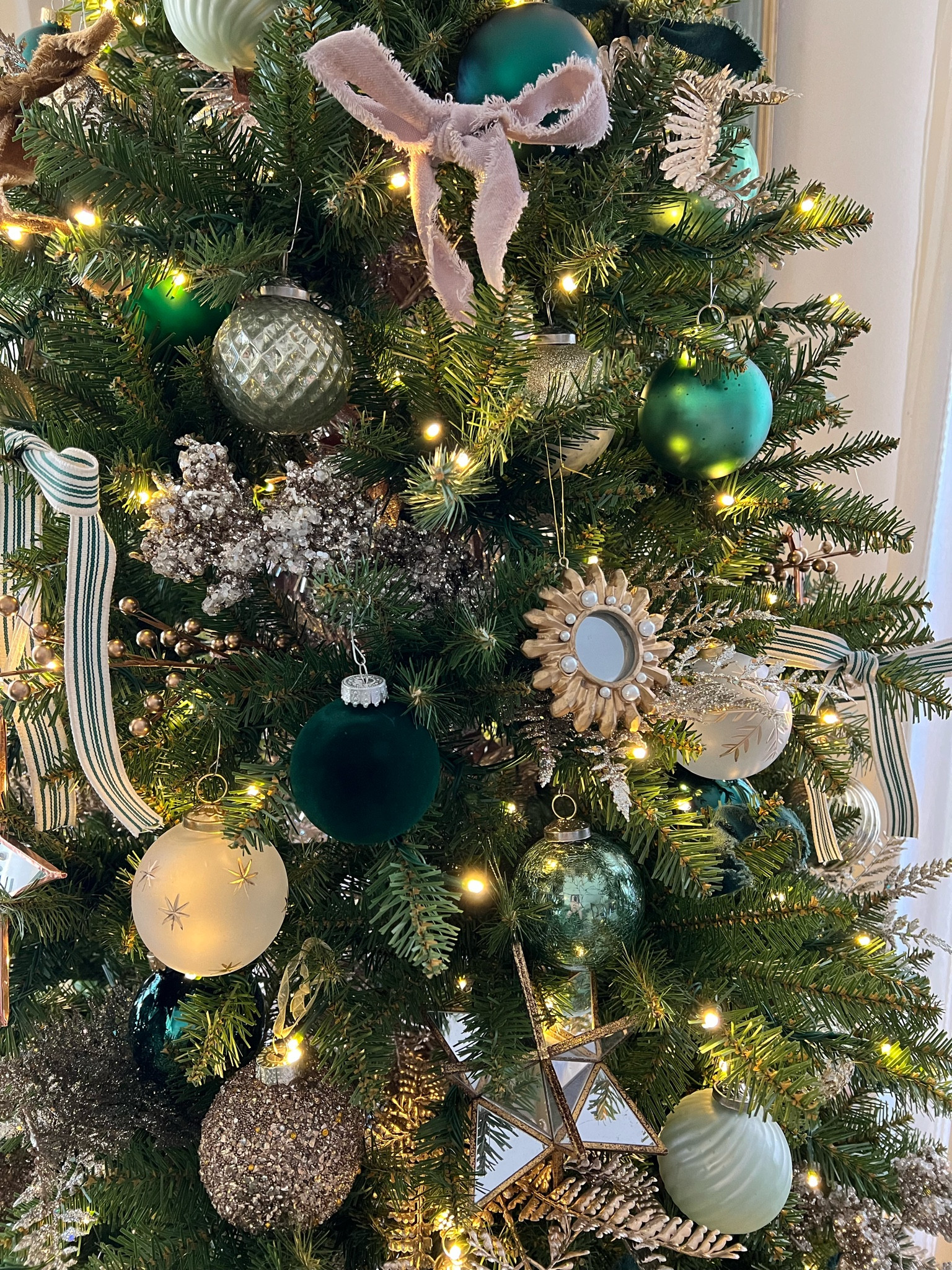 Our green and gold tree is my favorite 💚

#LTKHome #LTKSeasonal #LTKHoliday
