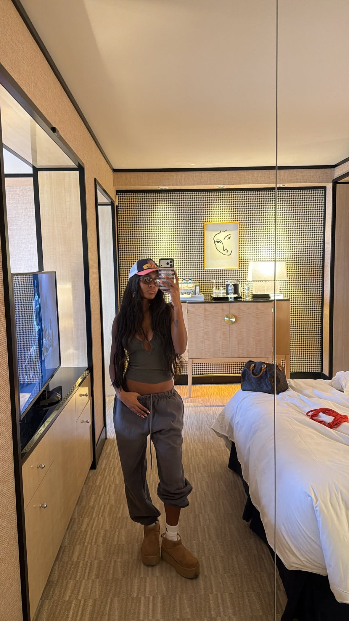 These Elwood sweatpants are the BEST! On sale right now too -

sweatpants l tank l uggs l winter 

 