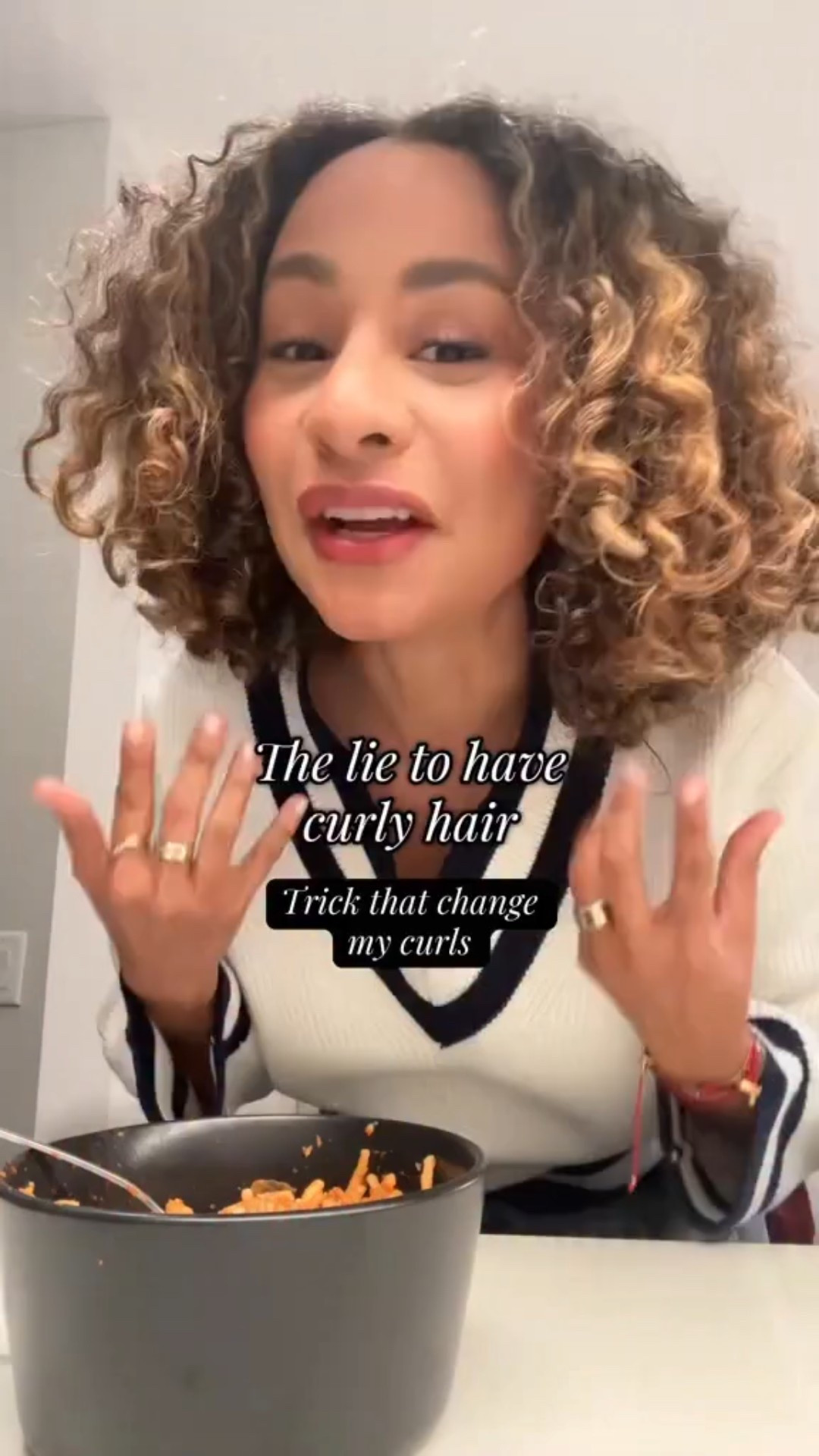 👩🏽‍🦱➿ Okay…a implemented something that i already new but oh wow 💃🏻

Top @vici #curlyhairdontcare #curlyhairproblems #curlygirlmethod