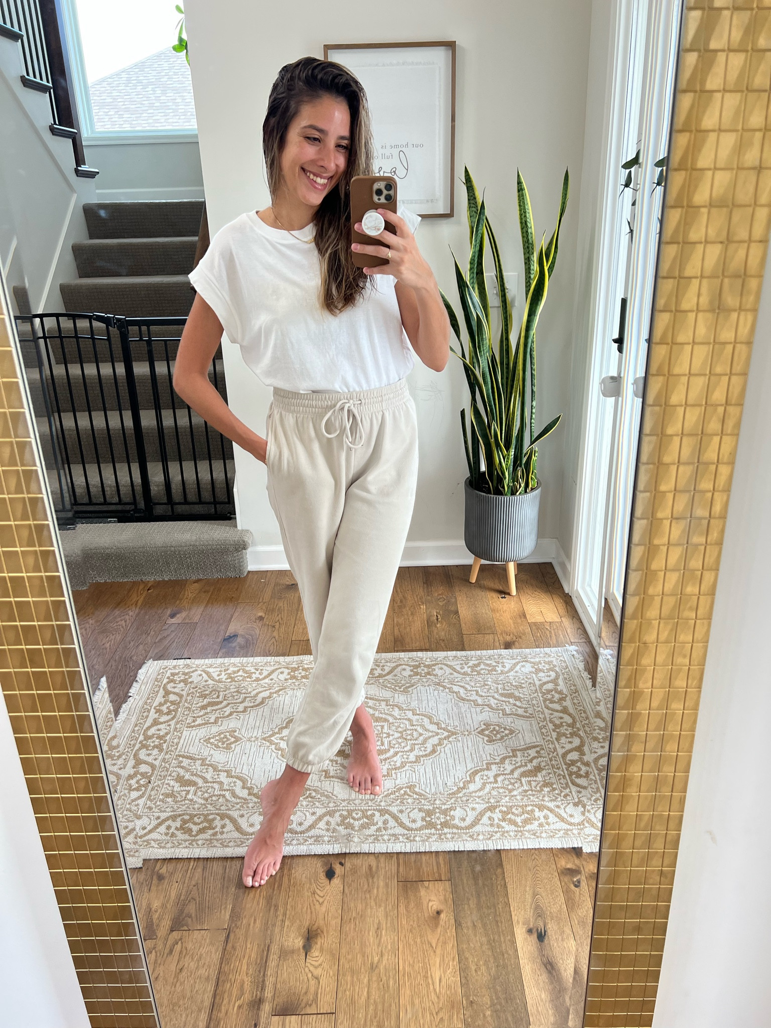 My favorite outfit to work at home: comfy top + sweat pants 🤍 Comfy and “put together” too!


#LTKstyletip #LTKunder50 #LTKFind
