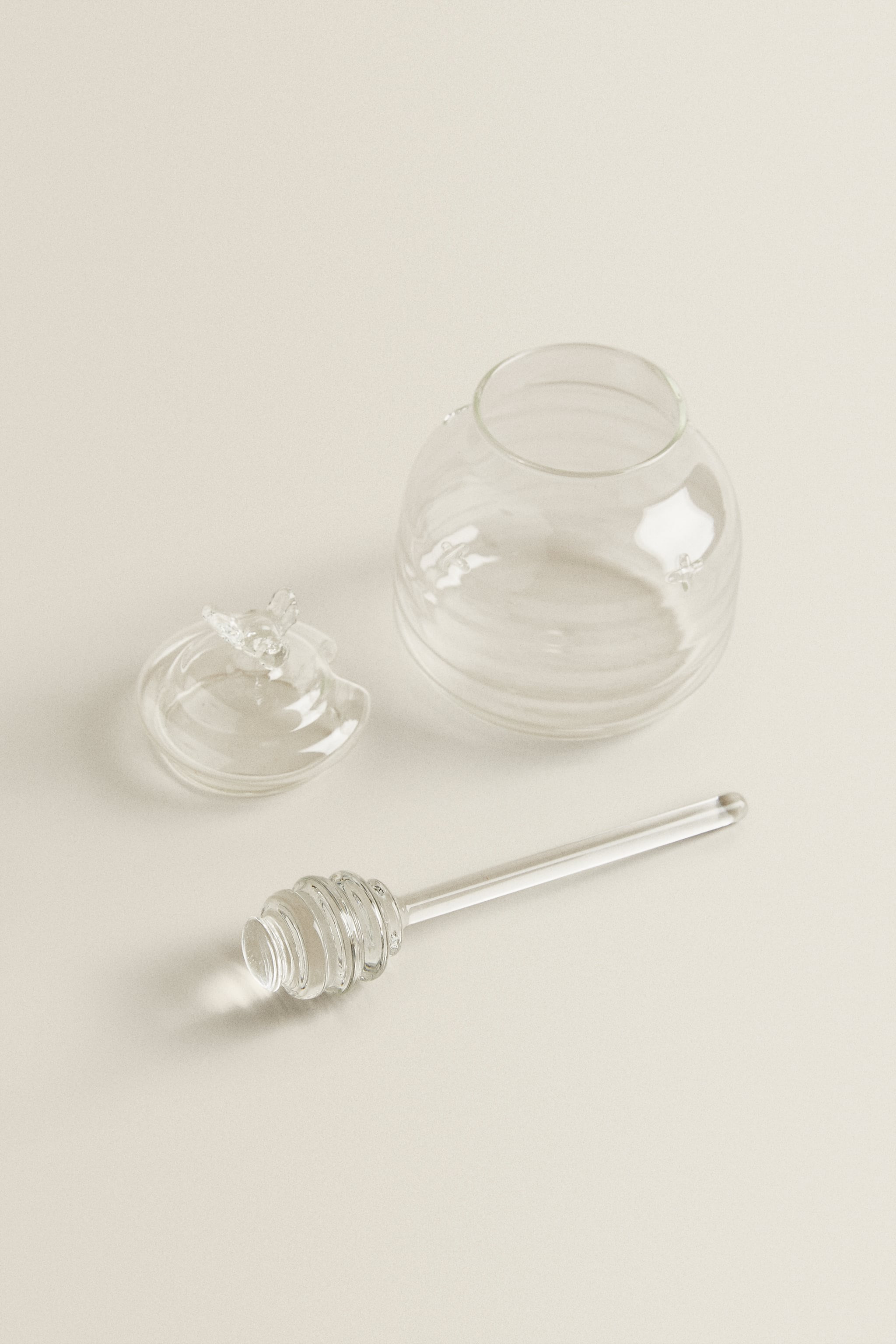 Transparent borosilicate glass honey jar decorated with a bee on the lid.Borosilicate glass is ve... | Zara US