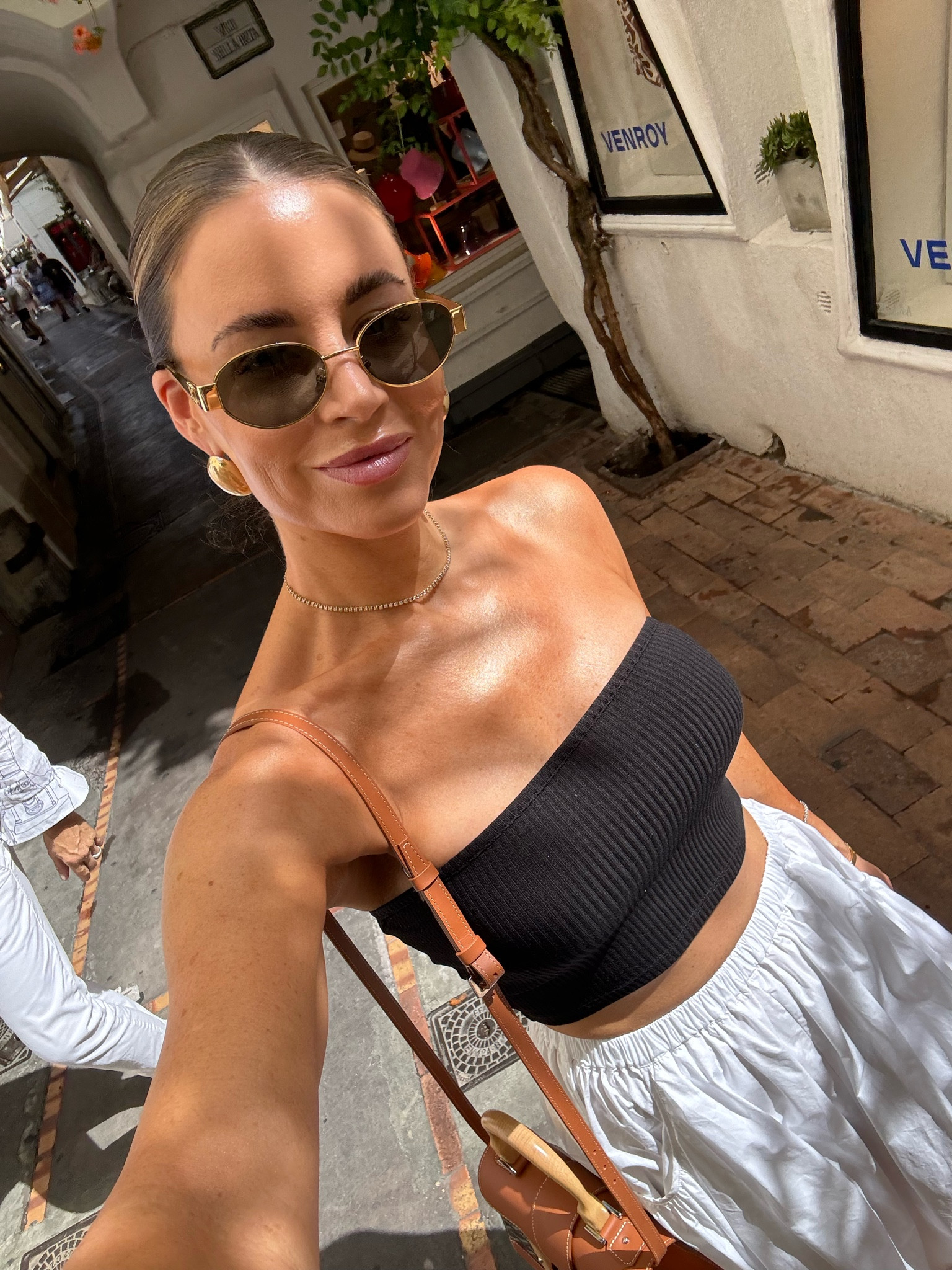 New body bronzer is insane!! Applied with the brush for the perfect glow 

Dibs
Beauty 
Body glow 
B

#LTKFindsUnder50 #LTKStyleTip #LTKBeauty