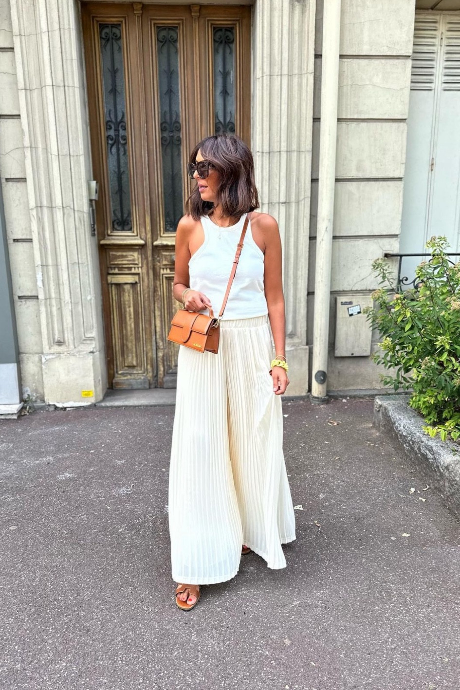 Look du jour, total look vanille, pantalon ample plissé crème, débardeur blanc basique, sac Jacquemus le Bambino marron

#LTKFind #LTKstyletip #LTKitbag