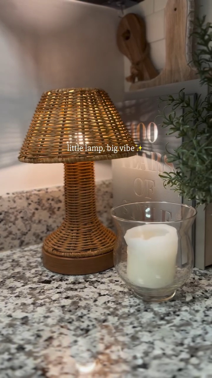 the cutest little lamp 🤗 comment LAMP for links sent to your DM! 🔗✨

#kitchenlamp #cozykitchen #cozyhome #homefinds #kitcheninspo