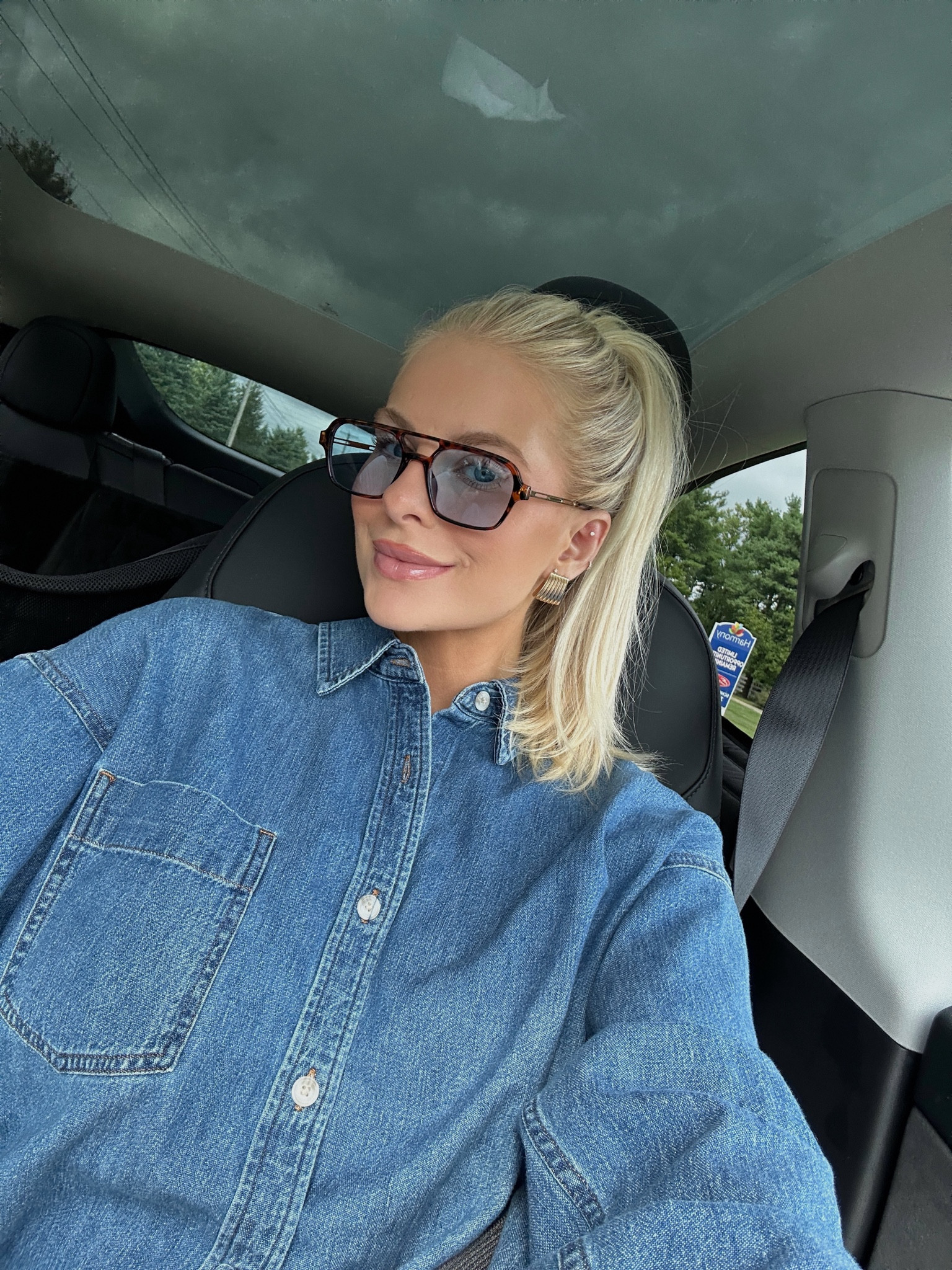 Casual fall outfit: sized up to medium in shirt. Size small in pants, true size in shoes. Brown is size large, coffee color  
#weekendwear #kathleenpost #casualoutfit